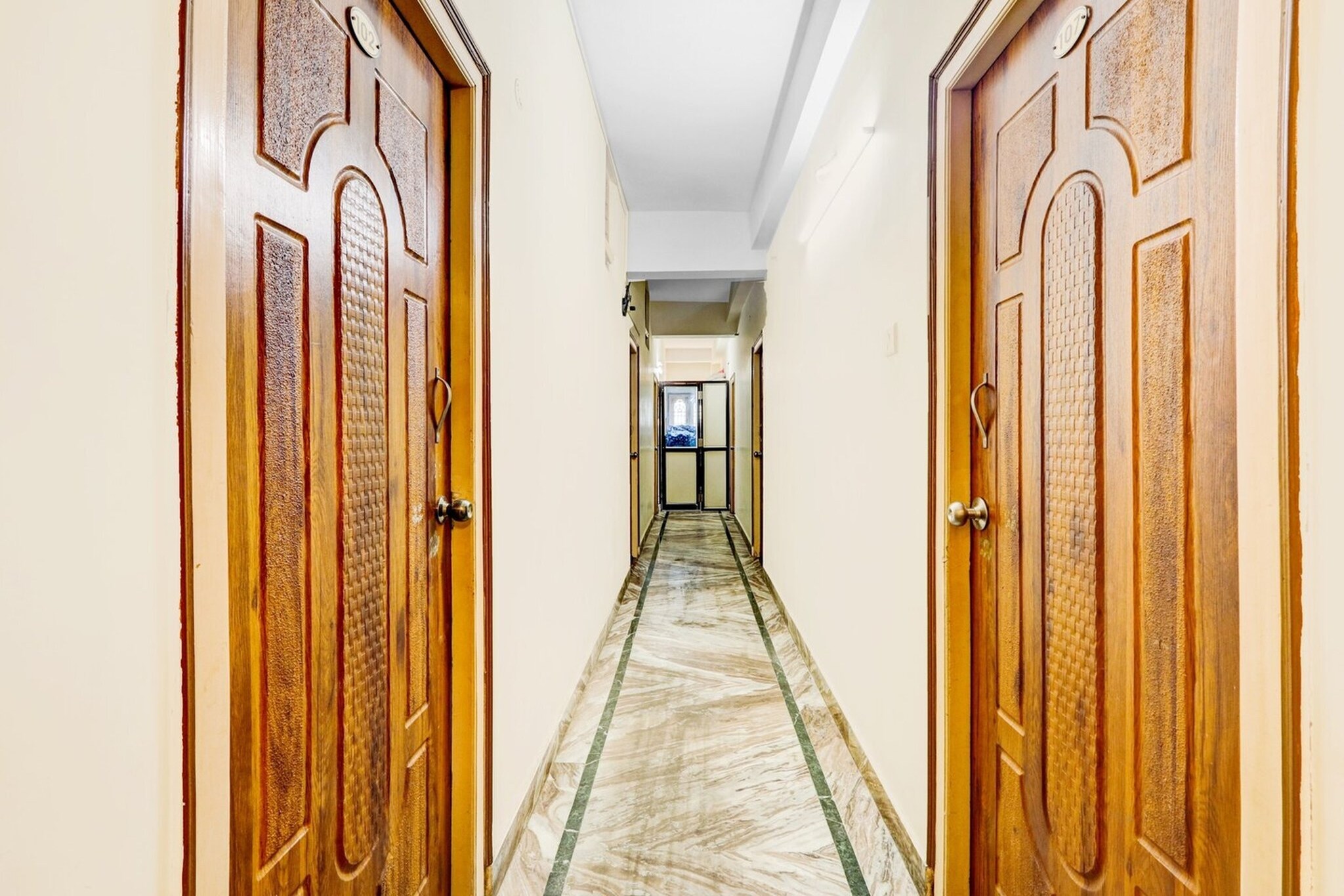 Ground floor: (bedroom(double bed, TV, seating area, air conditioning, telephone), bathroom(bathtub or shower, washbasin, toilet, Towels incl., shampoo, body soap, hot water), Parking)