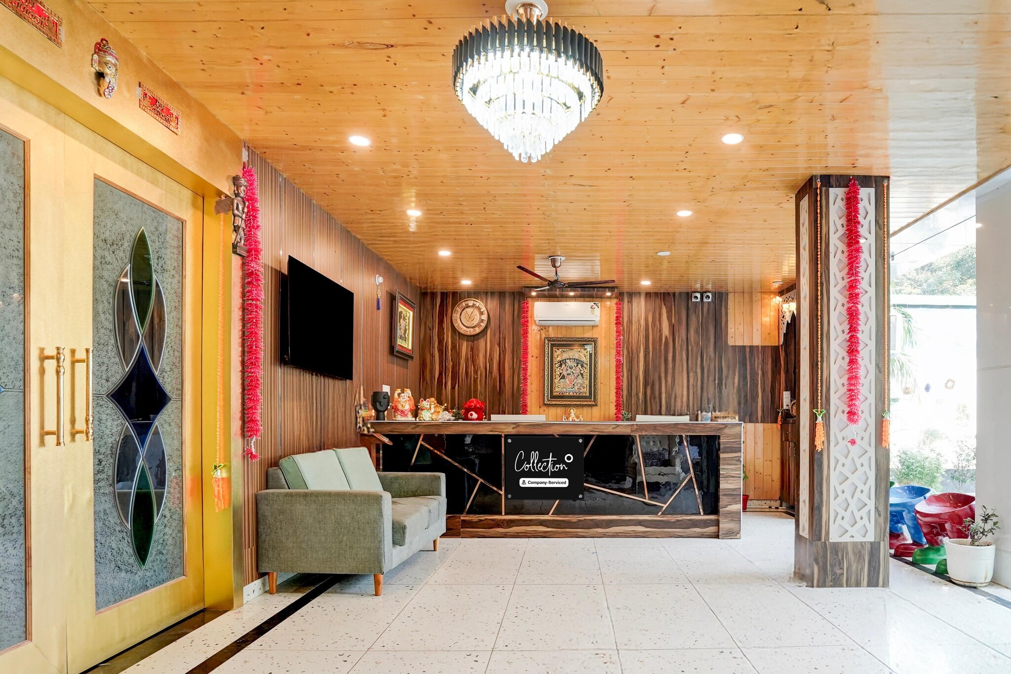 Ground floor: (bedroom(double bed, TV, seating area, air conditioning, telephone, Floor mattress), bathroom(bathtub or shower, washbasin, toilet, Towels incl., shampoo, body soap, hot water))