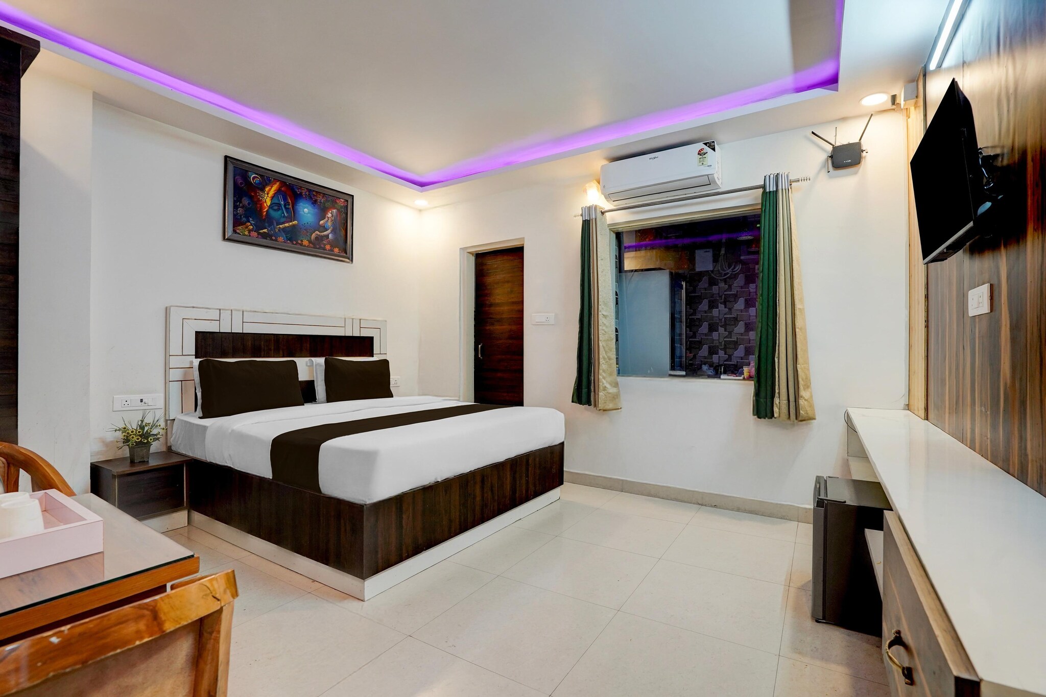 Comfortable Accommodations: Collection O Uttaranchal University Premnagar in Jhājra offers family rooms with air-conditioning, private bathrooms, work desks, and seating areas. Each room includes free toiletries, a bath or shower, TV, tiled floors, and a wardrobe.
Essential Facilities: Guests enjoy free WiFi, a 24-hour front desk, daily housekeeping service, room service, and luggage storage. Additional amenities include a work desk, seating area, TV, and tiled floors.
Convenient Location: Located 33 km from Dehradun Airport, the hotel is near Gun Hill Point (35 km), Mussorie (35 km), Indian Military Academy (6 km), and Dehradun Clock Tower (12 km). Other attractions include Dehradun Station (12 km) and Kempty Falls (48 km).
Unmarried couples are warmly welcome at this property.
Guests with local ID proof are warmly welcome.
Foreign guests are welcome and allowed to stay at this property without any restrictions
Early Check-In Policy: A full day’s room rate will be charged for check-ins before 6:00 AM. Complimentary early check-in is available between 6:00 AM and 10:00 AM, subject to room availability.
Check-in is only available to guests aged 18 and above. Please provide a government-issued ID to confirm your age.