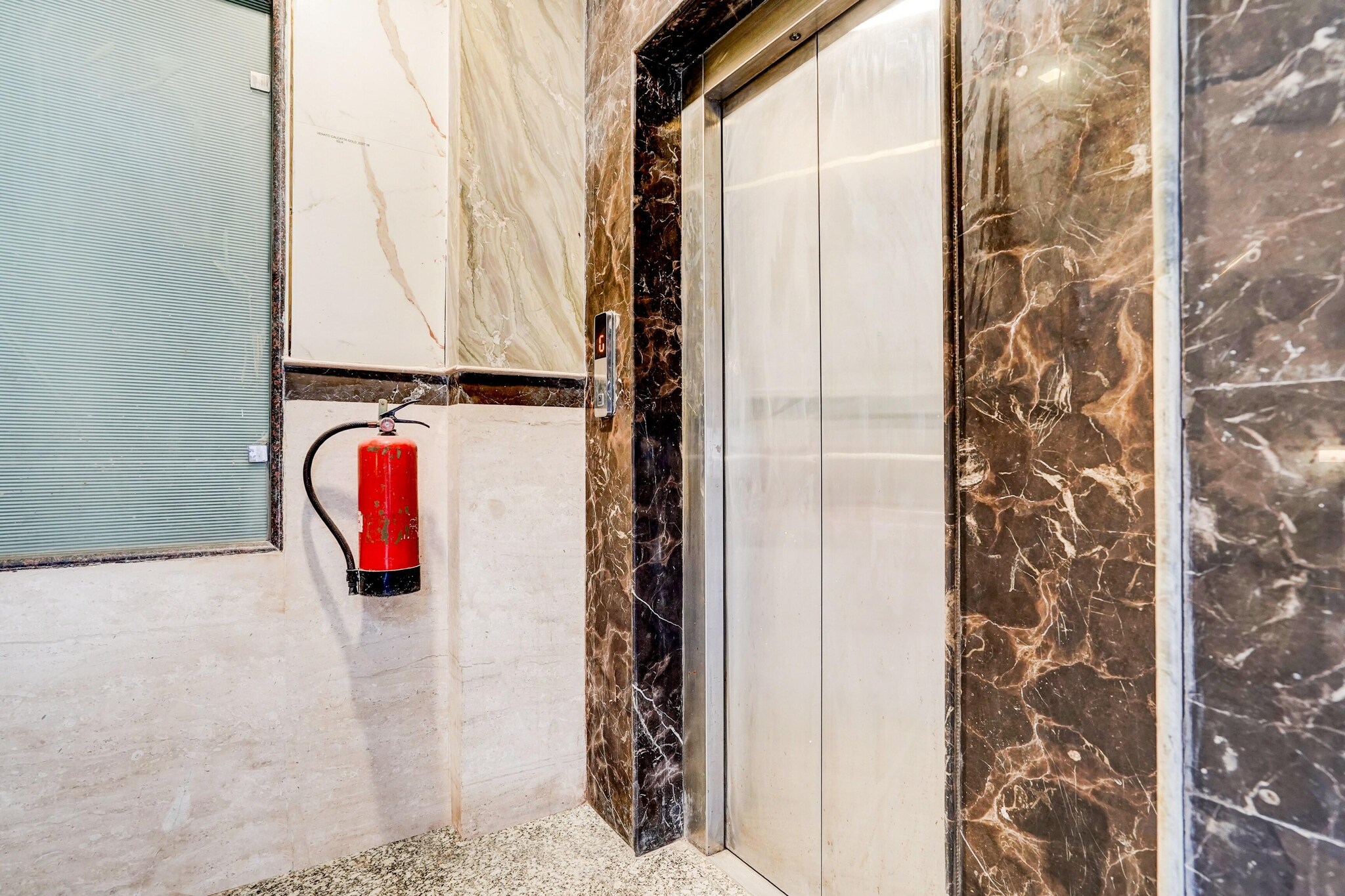 Ground floor: (bedroom(double bed, TV, air conditioning, telephone), bathroom(seating area, bathtub or shower, shower, washbasin, toilet, Towels incl., shampoo, body soap, hot water), lift)