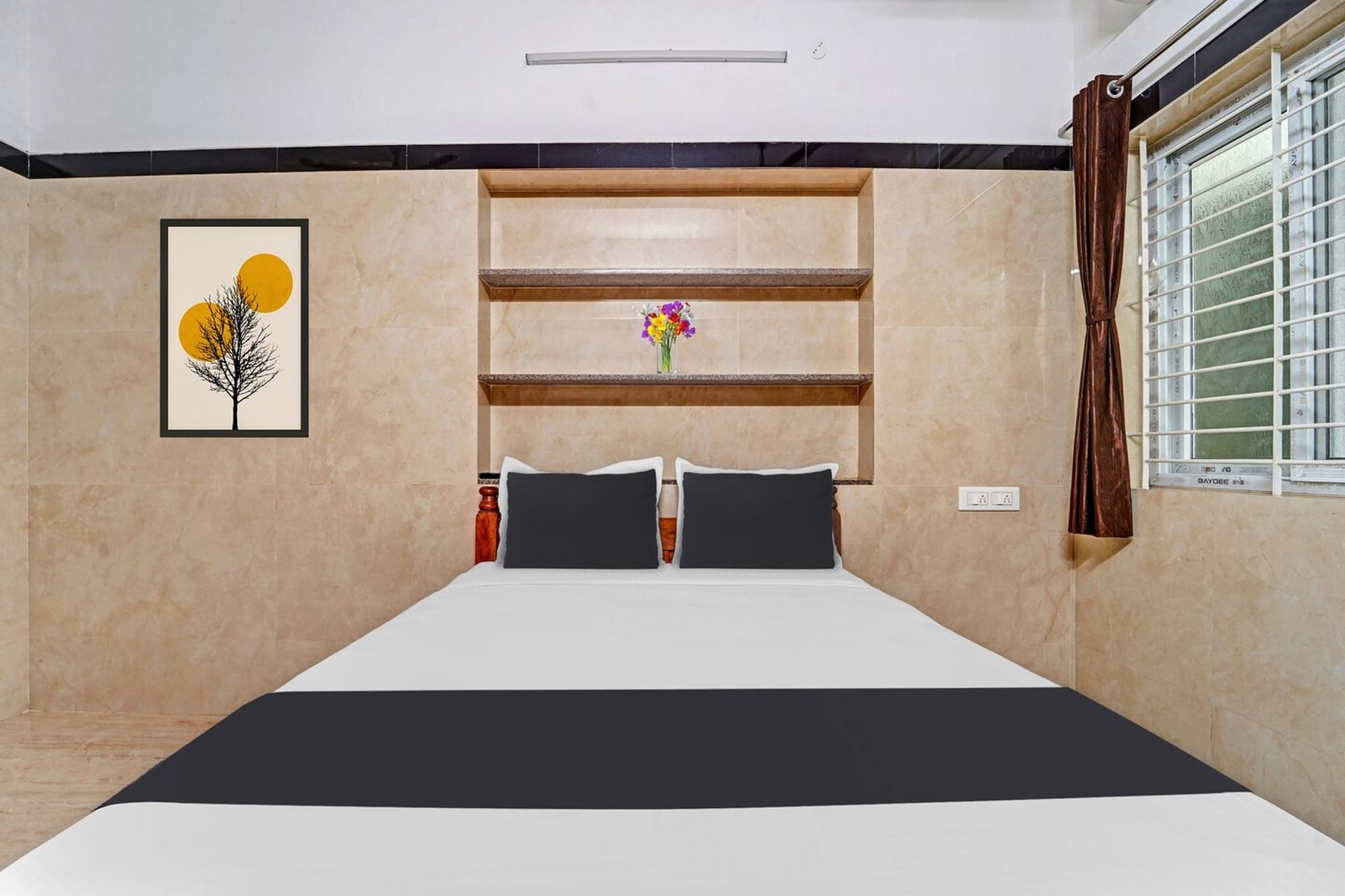Ground floor: (bedroom(double bed, TV, seating area, seating area, air conditioning, telephone), bathroom(bathtub or shower, shower, washbasin, toilet, Towels incl., shampoo, body soap, hot water), Parking)