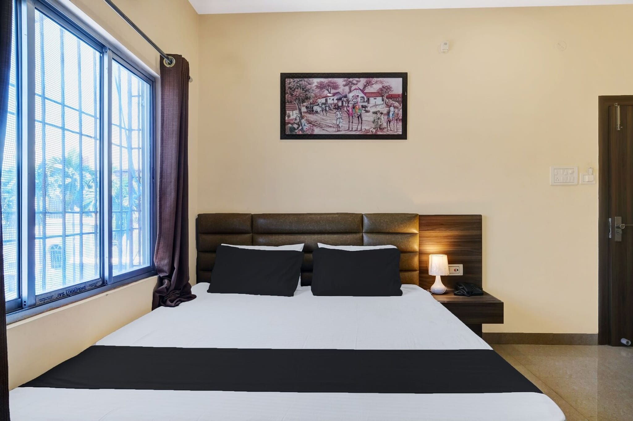 Ground floor: (bedroom(double bed, TV, seating area, air conditioning, telephone), bathroom(bathtub or shower, shower, washbasin, toilet, Towels incl., shampoo, body soap, hot water), Parking)