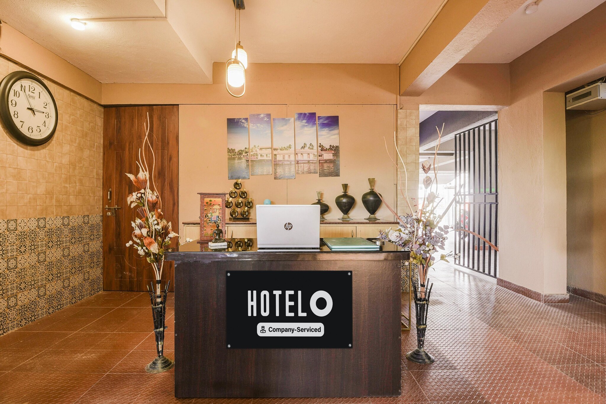 Ground floor: (bedroom(double bed, TV, seating area, air conditioning, Towels incl., telephone), bathroom(bathtub or shower, shower, washbasin, toilet, shampoo, body soap, hot water), parking, lift)