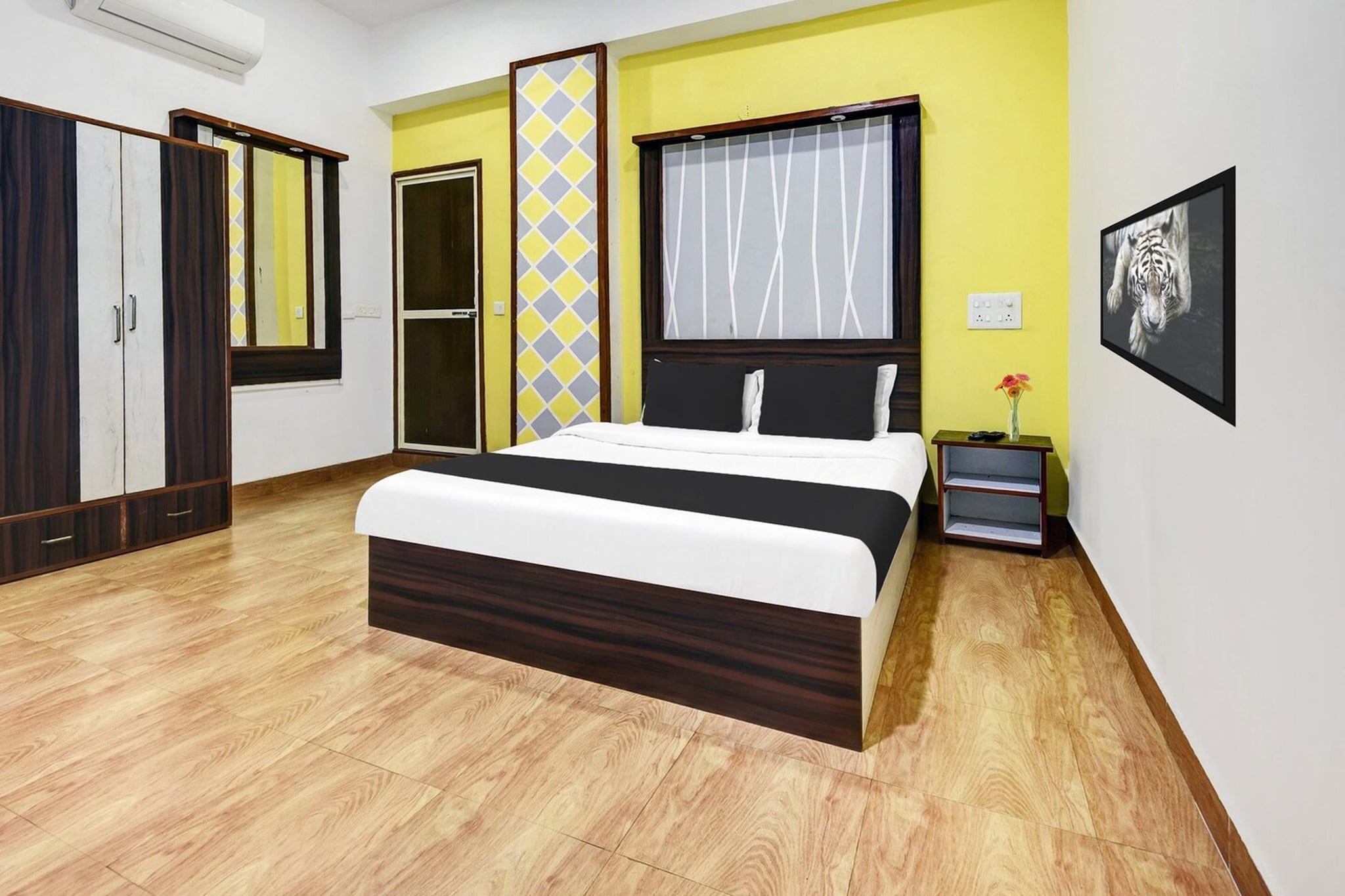 Ground floor: (bedroom(double bed, TV, seating area, air conditioning, Towels incl., telephone), bathroom(bathtub or shower, shower, washbasin, toilet, shampoo, body soap, hot water))