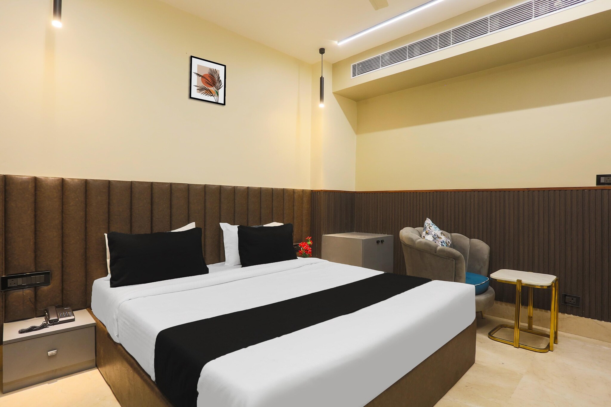 Comfortable Accommodations: Super Townhouse Oak Hisar in Hisar offers family rooms with air-conditioning, private bathrooms, work desks, and seating areas. Each room includes free toiletries, bath or shower, TV, and wardrobe.
Essential Facilities: Guests enjoy free WiFi, a 24-hour front desk, daily housekeeping service, room service, and luggage storage. The hotel is pet-friendly and provides continental breakfast.
Convenient Location: Located 1.8 km from Hisar Railway Station, the hotel is near Heritage Plaza and Gulab Singh Chowk. Nearby attractions include the bus stand and Hisar Fort.
Guest Satisfaction: Highly rated for its attentive staff, comfortable rooms, and cleanliness, Super Townhouse Oak Hisar ensures a pleasant stay for all visitors.
Couples in particular like the location – they rated it 8.0 for a two-person trip.
1.Unmarried couples are warmly welcome at this property.
2. Guests with local ID proof are warmly welcome.
3.Foreign guests are welcome and allowed to stay at this property without any restrictions
4.Early Check-In Policy: A full day’s room rate will be charged for check-ins before 6:00 AM. Complimentary early check-in is available between 6:00 AM and 10:00 AM, subject to room availability.
5.Check-in is only available to guests aged 18 and above. Please provide a government-issued ID to confirm your age.