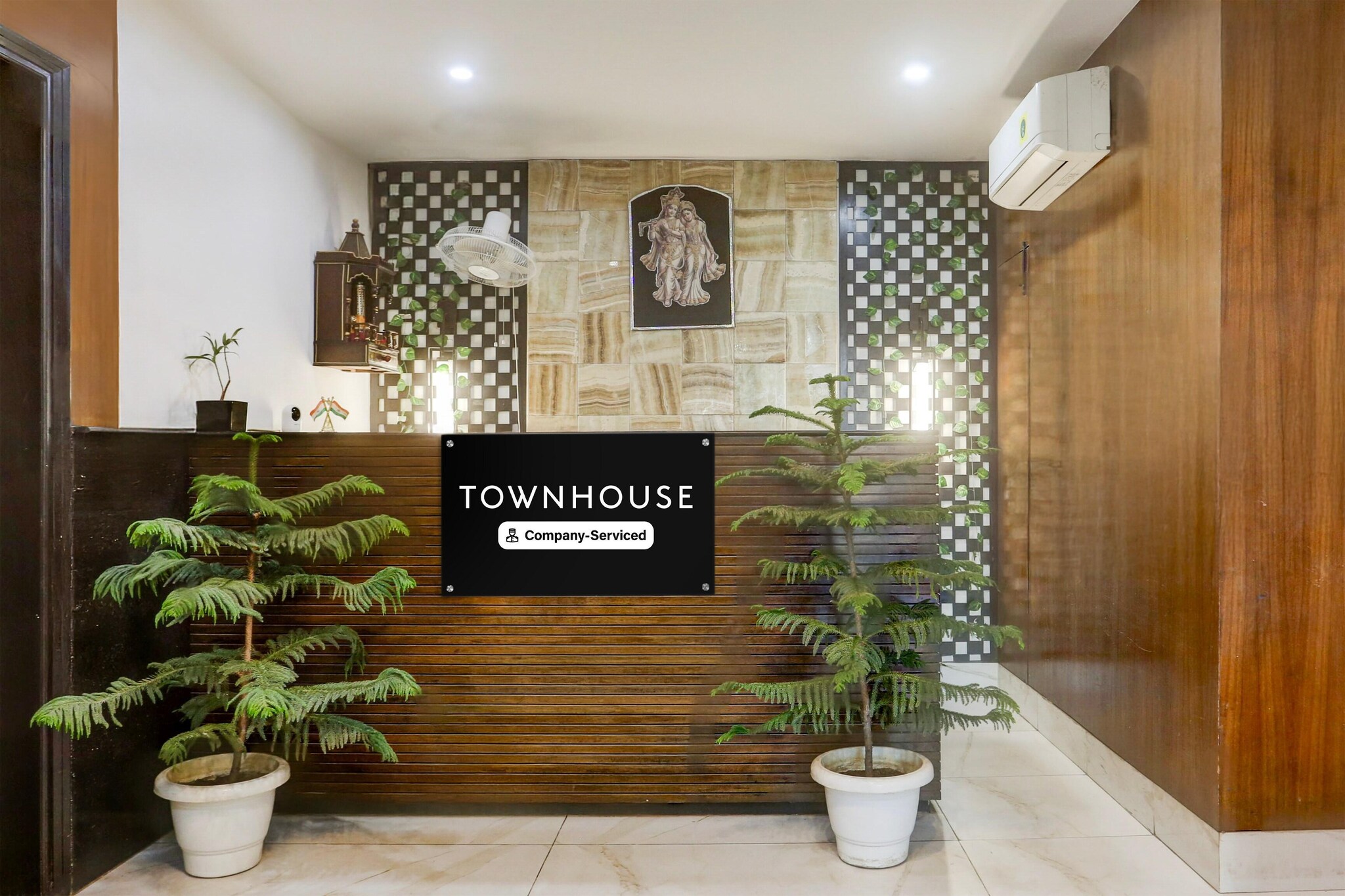 Ground floor: (bedroom(double bed, TV, seating area, air conditioning, Towels incl., telephone), bathroom(bathtub or shower, shower, washbasin, toilet, shampoo, body soap, hot water), parking)