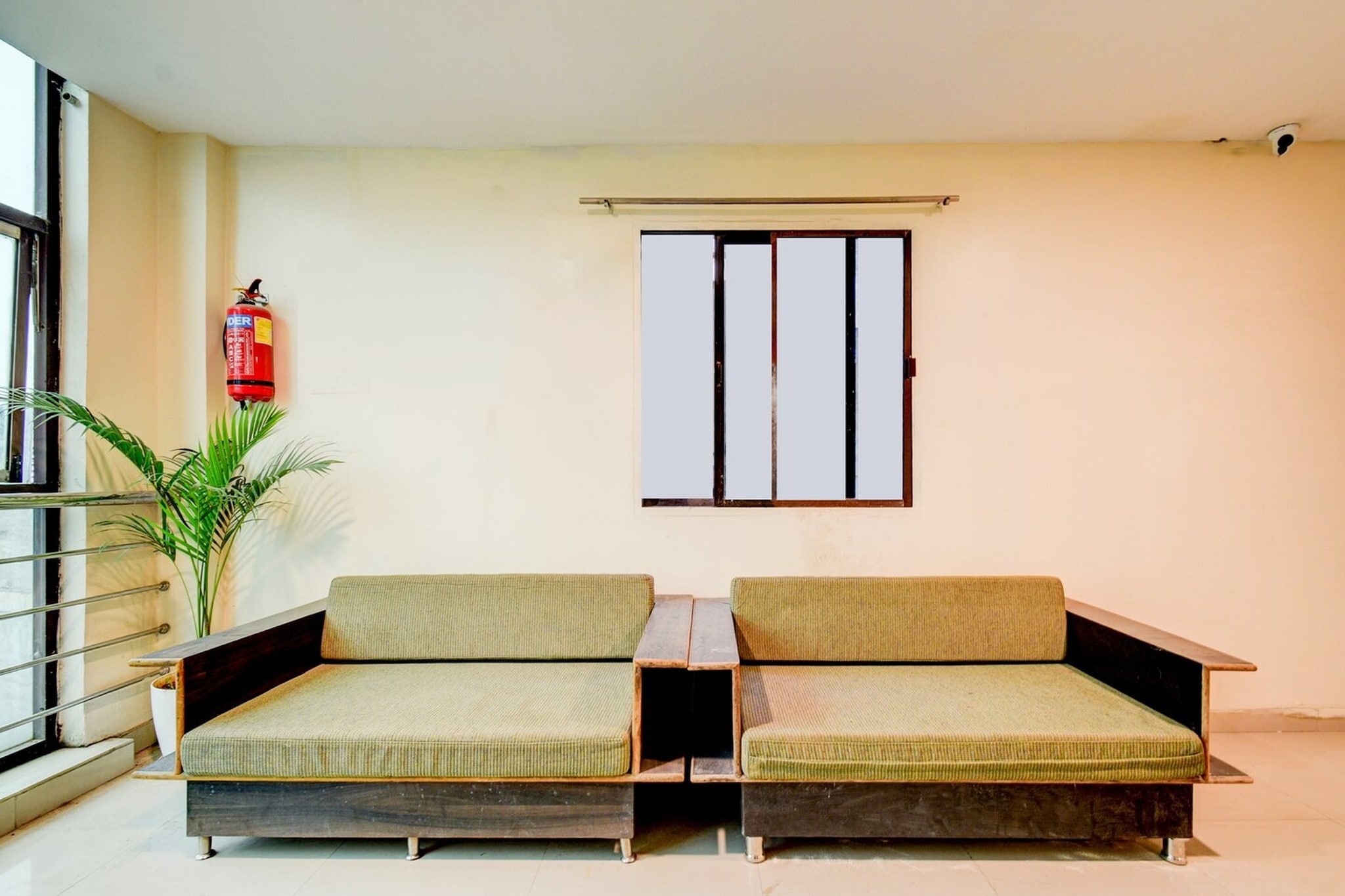 Ground floor: (bedroom(double bed, TV, seating area, air conditioning, Towels incl., telephone), bathroom(bathtub or shower, shower, washbasin, toilet, shampoo, body soap, hot water), parking, lift)