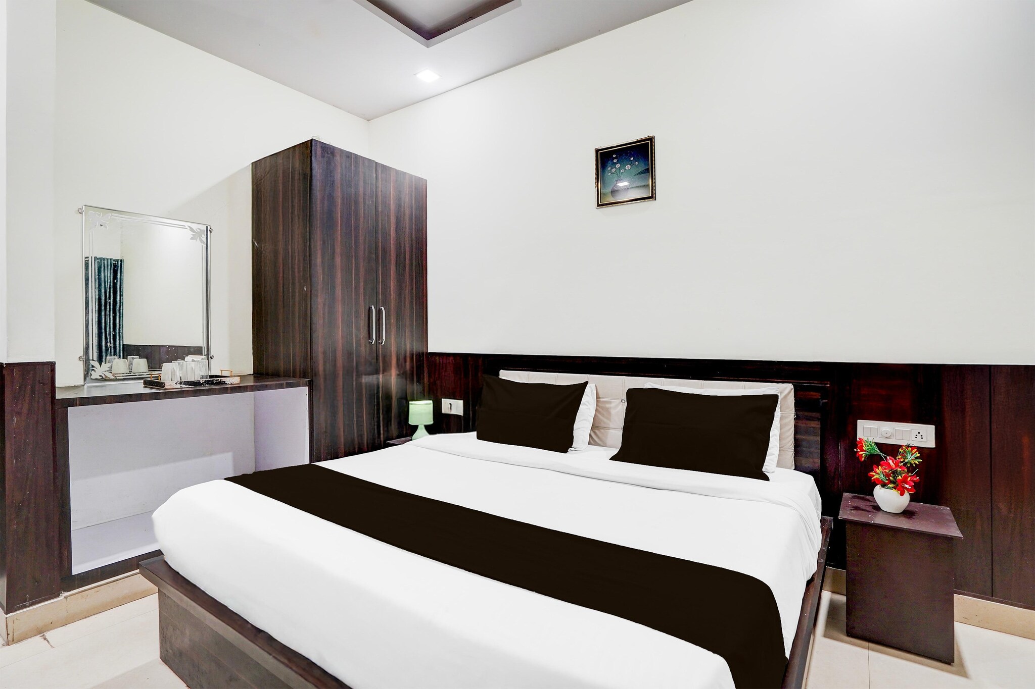 Super Townhouse Faizabad Road