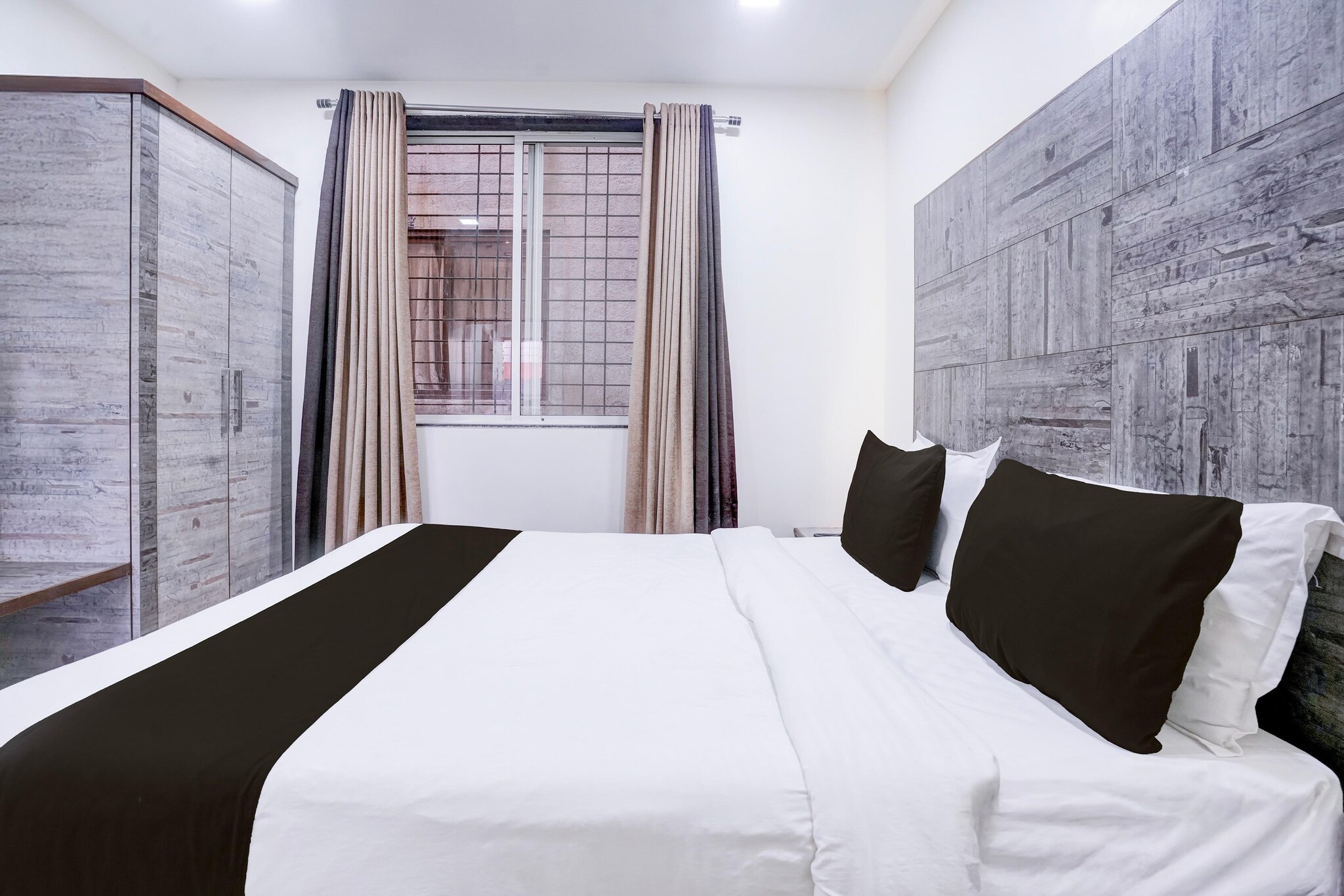 Comfortable Accommodations: Super Townhouse Mahabaleshwar Formerly Shiva's Valley in Mahabaleshwar offers family rooms with air-conditioning, private bathrooms, and free WiFi. Each room includes a work desk, seating area, TV, and wardrobe.
Dining Experience: The family-friendly restaurant serves Indian cuisine in a welcoming ambience. Guests can enjoy meals in the on-site restaurant or take advantage of room service.
Convenient Facilities: The hotel provides a shuttle service, lounge, 24-hour front desk, shared kitchen, daily housekeeping, children's playground, meeting rooms, car hire, tour desk, and luggage storage.
Local Attractions: Lingmala Falls is a 12-minute walk away, while Mahabaleshwar Temple and Venna Lake are 8 km distant. Other points of interest include Parsi Point and Arthur's Seat. Pune International Airport is 118 km from the property.
Couples in particular like the location – they rated it 9.0 for a two-person trip.
1.Unmarried couples are warmly welcome at this property.
2. Guests with local ID proof are warmly welcome.
3.Foreign guests are welcome and allowed to stay at this property without any restrictions
4.Early Check-In Policy: A full day’s room rate will be charged for check-ins before 6:00 AM. Complimentary early check-in is available between 6:00 AM and 10:00 AM, subject to room availability.
5.Check-in is only available to guests aged 18 and above. Please provide a government-issued ID to confirm your age.