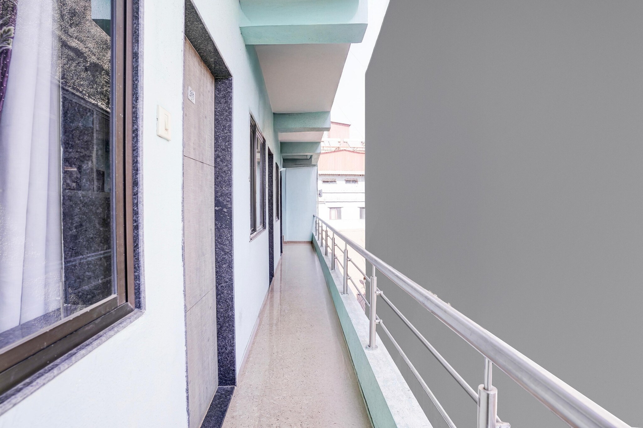 Ground floor: (bedroom(double bed, TV, seating area, air conditioning, Towels incl., telephone), bathroom(bathtub or shower, shower, washbasin, toilet, shampoo, body soap, hot water), parking)