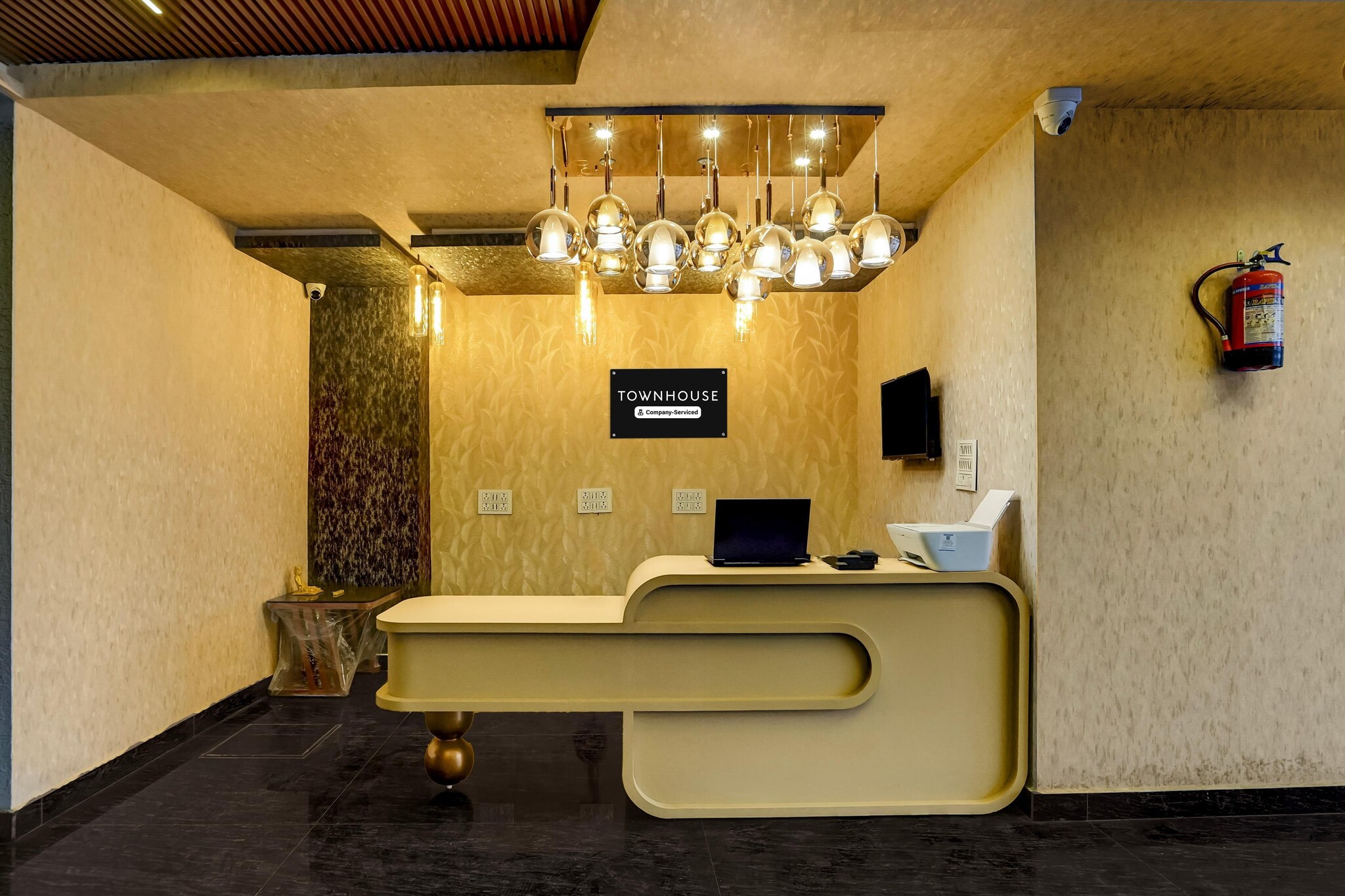 Ground floor: (bedroom(double bed, TV, seating area, air conditioning, Towels incl., telephone), bathroom(bathtub or shower, shower, washbasin, toilet, shampoo, body soap, hot water))