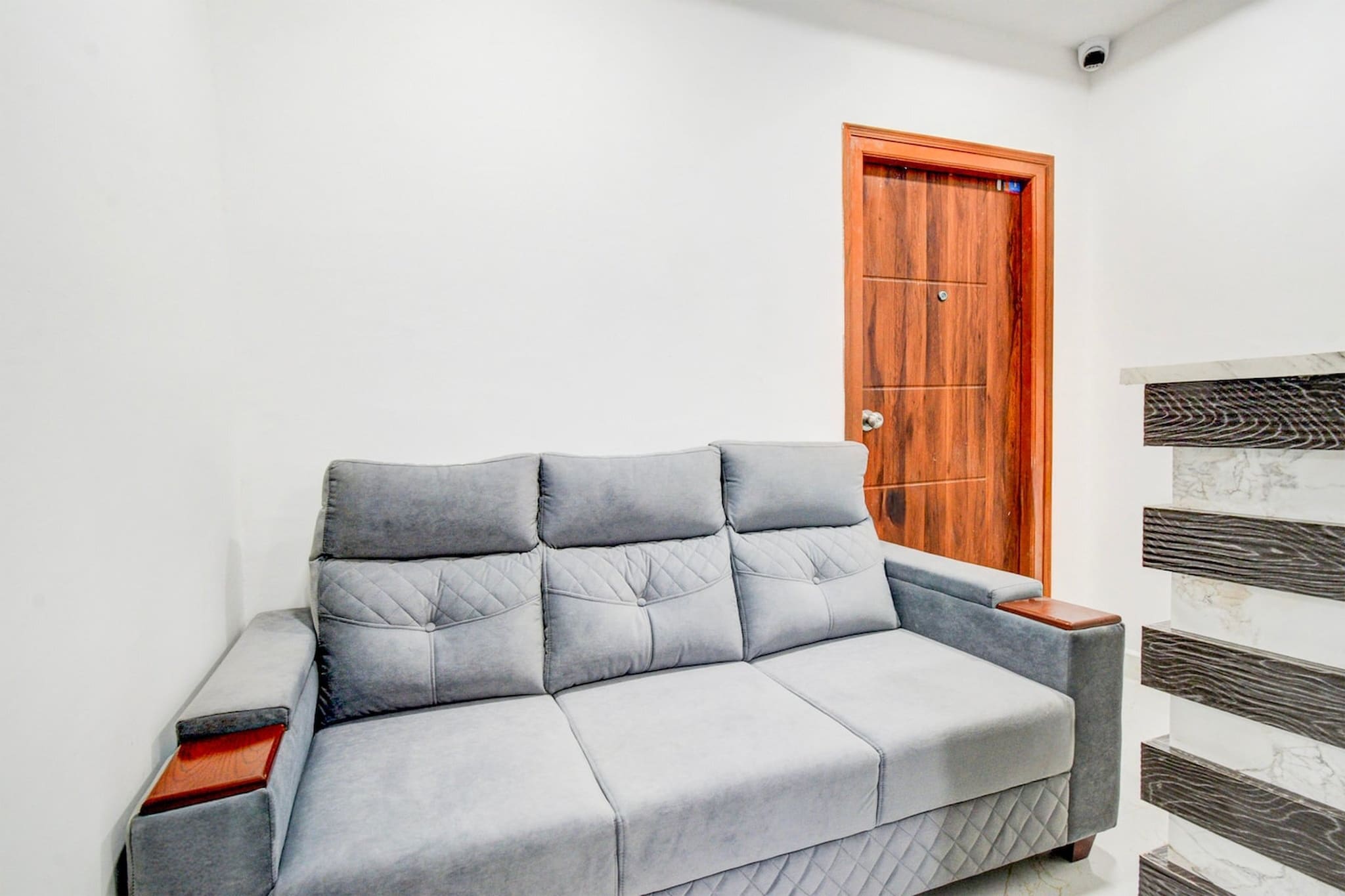 Ground floor: (bedroom(double bed, TV, seating area, air conditioning, telephone, Floor mattress), bathroom(bathtub or shower, shower, washbasin, toilet, Towels incl., shampoo, body soap, hot water), parking, lift)