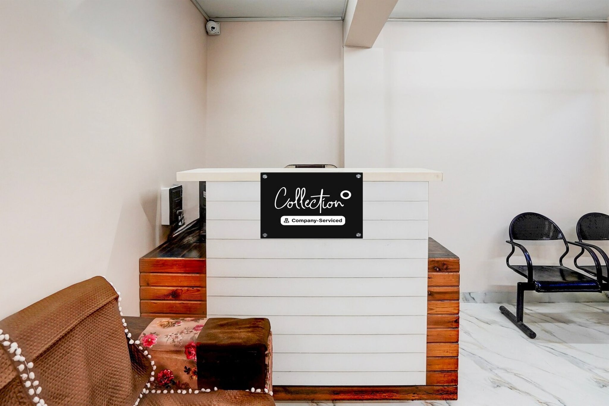 Ground floor: (bedroom(double bed, TV, seating area, air conditioning, telephone, Floor mattress), bathroom(bathtub or shower, shower, washbasin, toilet, Towels incl., shampoo, body soap, hot water), lift)