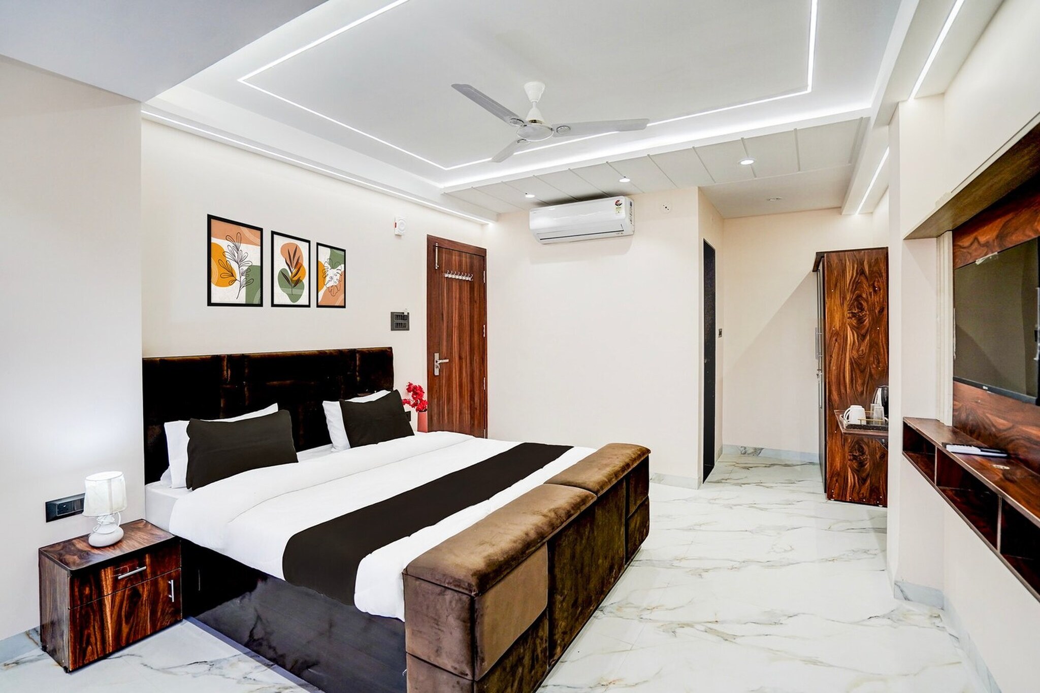 Set within 4.1 km of ISKCON Indore and 5.2 km of Indore Junction Station, Super Collection O Ganeshpuri Indore offers rooms with air conditioning and a private bathroom in Indore. Among the facilities of this property are a restaurant, room service and a 24-hour front desk, along with free WiFi throughout the property. The property is non-smoking and is situated 6.5 km from Rajwada Palace.

All guest rooms at the hotel come with a seating area, a flat-screen TV with satellite channels and a private bathroom with free toiletries and a bath or shower. Guest rooms feature a desk.

Devi Ahilya Bai Holkar Airport is 12 km from the property.

Unmarried couples are warmly welcome at this property.
Guests with local ID proof are warmly welcome.

Early Check-In Policy: A full day’s room rate will be charged for check-ins before 6:00 AM. Complimentary early check-in is available between 6:00 AM and 10:00 AM, subject to room availability.
Check-in is only available to guests aged 18 and above. Please provide a government-issued ID to confirm your age.
