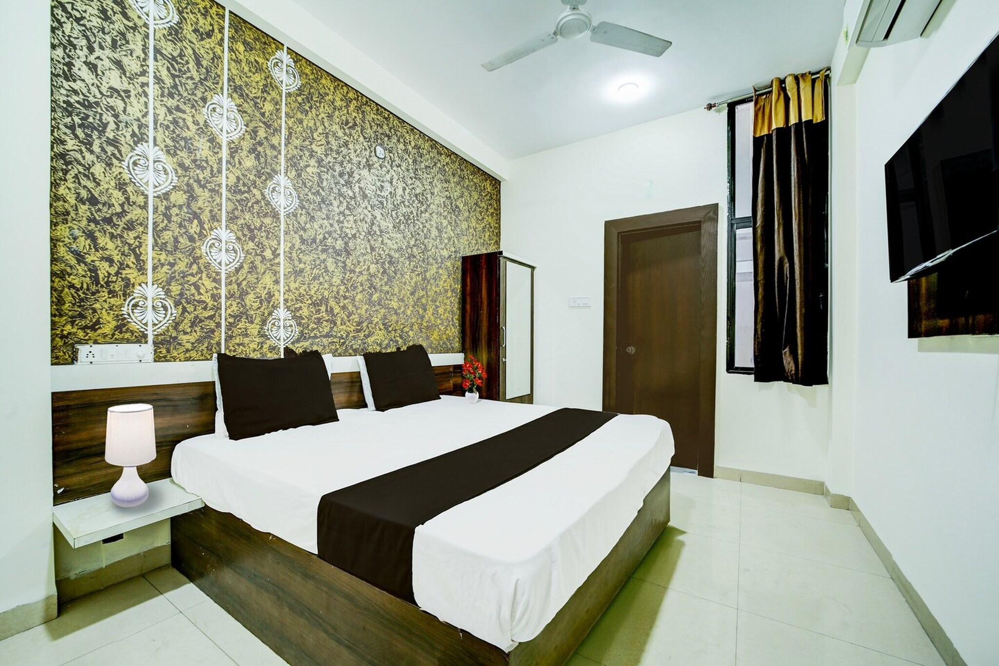 Comfortable Accommodations: Collection O Rajendra Nagar Bus Terminal in Indore offers family rooms with air-conditioning, private bathrooms, work desks, and seating areas. Each room includes free toiletries, bath or shower, TV, and wardrobe. Dining Experience: The family-friendly restaurant serves Indian cuisine in a welcoming ambience. Guests can enjoy meals in the on-site restaurant or take advantage of room service. Convenient Facilities: The hotel provides a 24-hour front desk, housekeeping service, room service, and luggage storage. Free WiFi is available throughout the property. Nearby Attractions: Rajwada Palace is 8 km away, Indore Junction Station 9 km, and ISKCON Indore 18 km from the hotel. Devi Ahilya Bai Holkar Airport is 7 km distant.
Early Check-In Policy: A full day’s room rate will be charged for check-ins before 6:00 AM. Complimentary early check-in is available between 6:00 AM and 10:00 AM, subject to room availability.
Check-in is only available to guests aged 18 and above. Please provide a government-issued ID to confirm your age.