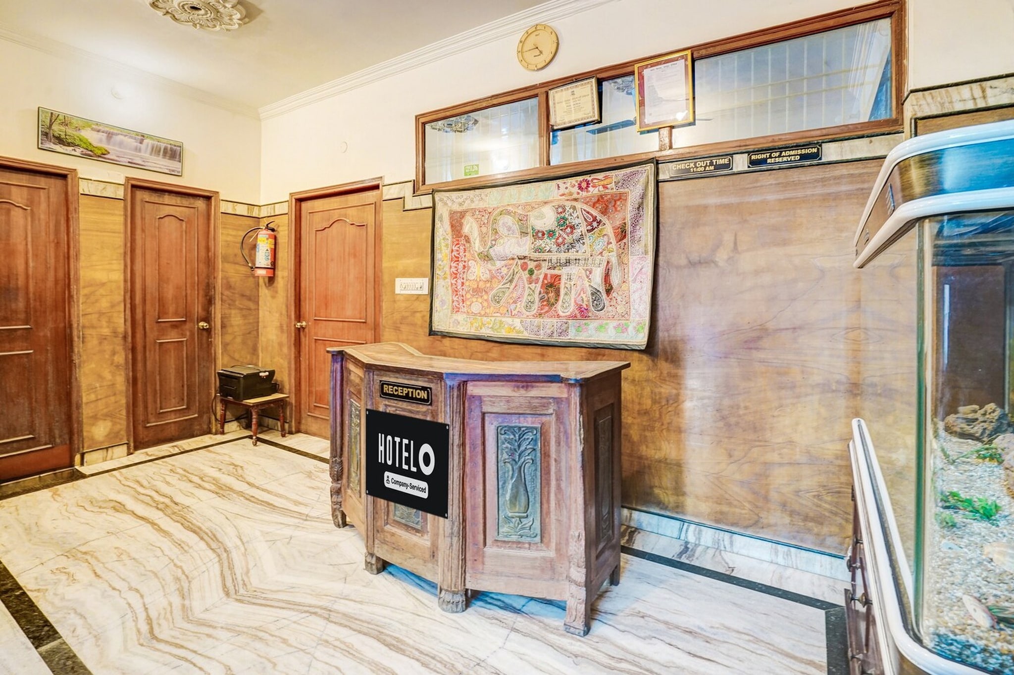Ground floor: (bedroom(double bed, TV, seating area, air conditioning, Towels incl., telephone), bathroom(bathtub or shower, shower, washbasin, toilet, shampoo, body soap, hot water), Parking)