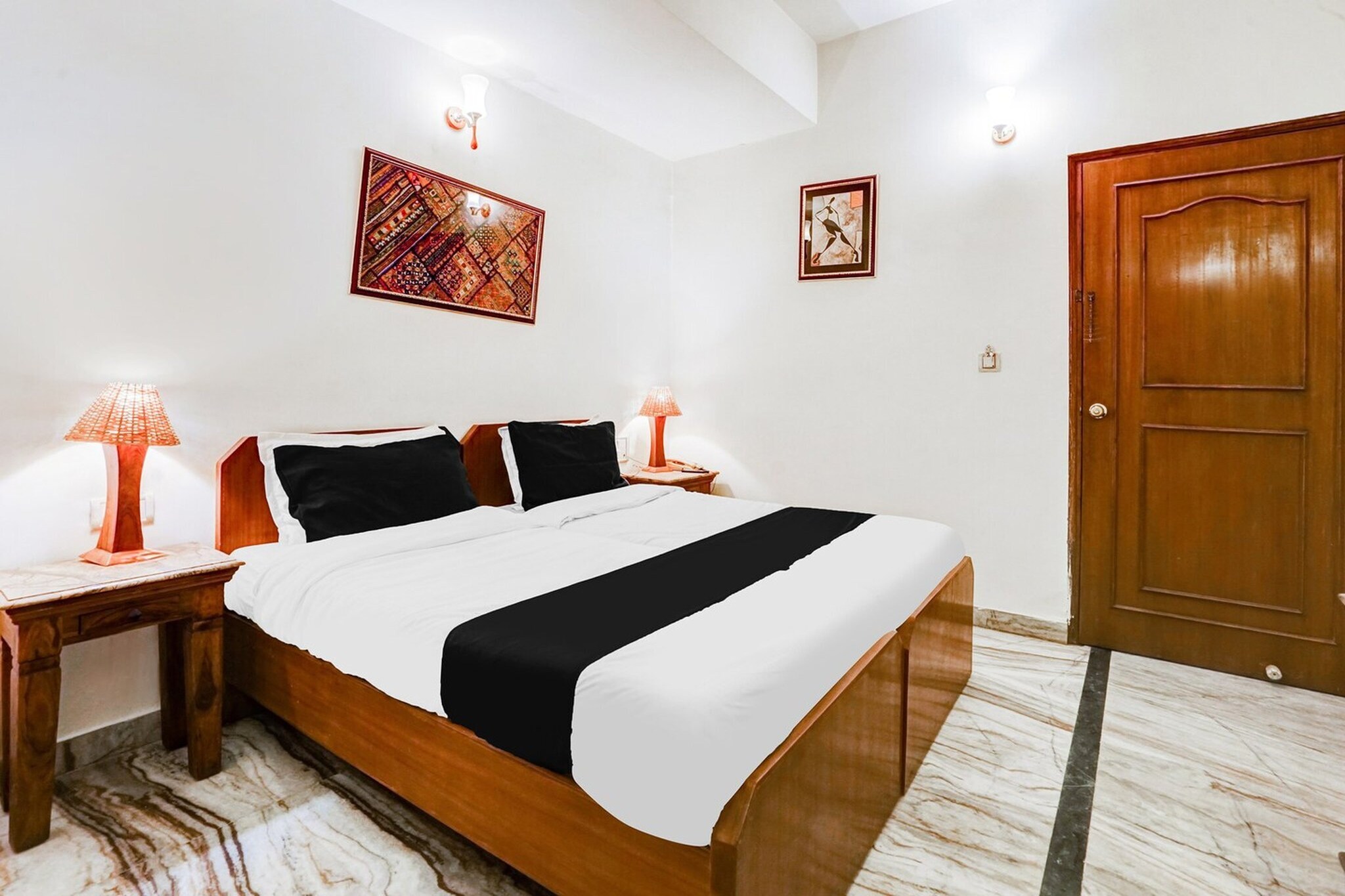 Situated within 2.8 km of City Palace and 2.9 km of Jantar Mantar, Jaipur, Super Hotel O Sansarchandra Road Formerly Luna Rosa features rooms with air conditioning and a private bathroom in Jaipur. With free WiFi, this 3-star hotel offers a shared kitchen and room service. The property is 3.1 km from Jaipur Railway Station, and within 400 metres of the city centre.

The rooms at the hotel are fitted with a seating area, a flat-screen TV with cable channels and a private bathroom with free toiletries and a shower. Guest rooms have a desk.

Speaking English and Hindi, staff will be happy to provide guests with practical advice on the area at the reception.

Hawa Mahal - Palace of Winds is 3.1 km from Super Hotel O Sansarchandra Road Formerly Luna Rosa, while Birla Mandir Temple, Jaipur is 5.4 km from the property. Jaipur International Airport is 13 km away.

Unmarried couples are warmly welcome at this property.
Guests with local ID proof are warmly welcome.
Early Check-In Policy: A full day’s room rate will be charged for check-ins before 6:00 AM. 
Complimentary early check-in is available between 6:00 AM and 10:00 AM, subject to room availability.

Check-in is only available to guests aged 18 and above. Please provide a government-issued ID to confirm your age.