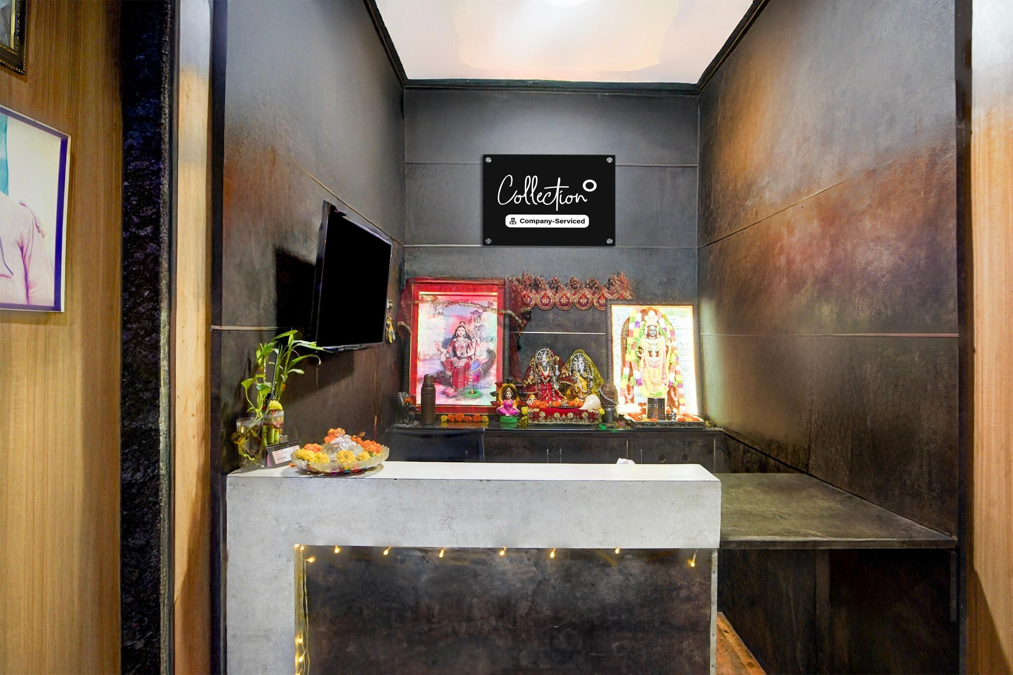 Ground floor: (bedroom(double bed, TV, seating area, air conditioning, telephone), bathroom(bathtub or shower, shower, washbasin, toilet, Towels incl., shampoo, body soap, hot water), parking, Laundry Package for a fee)