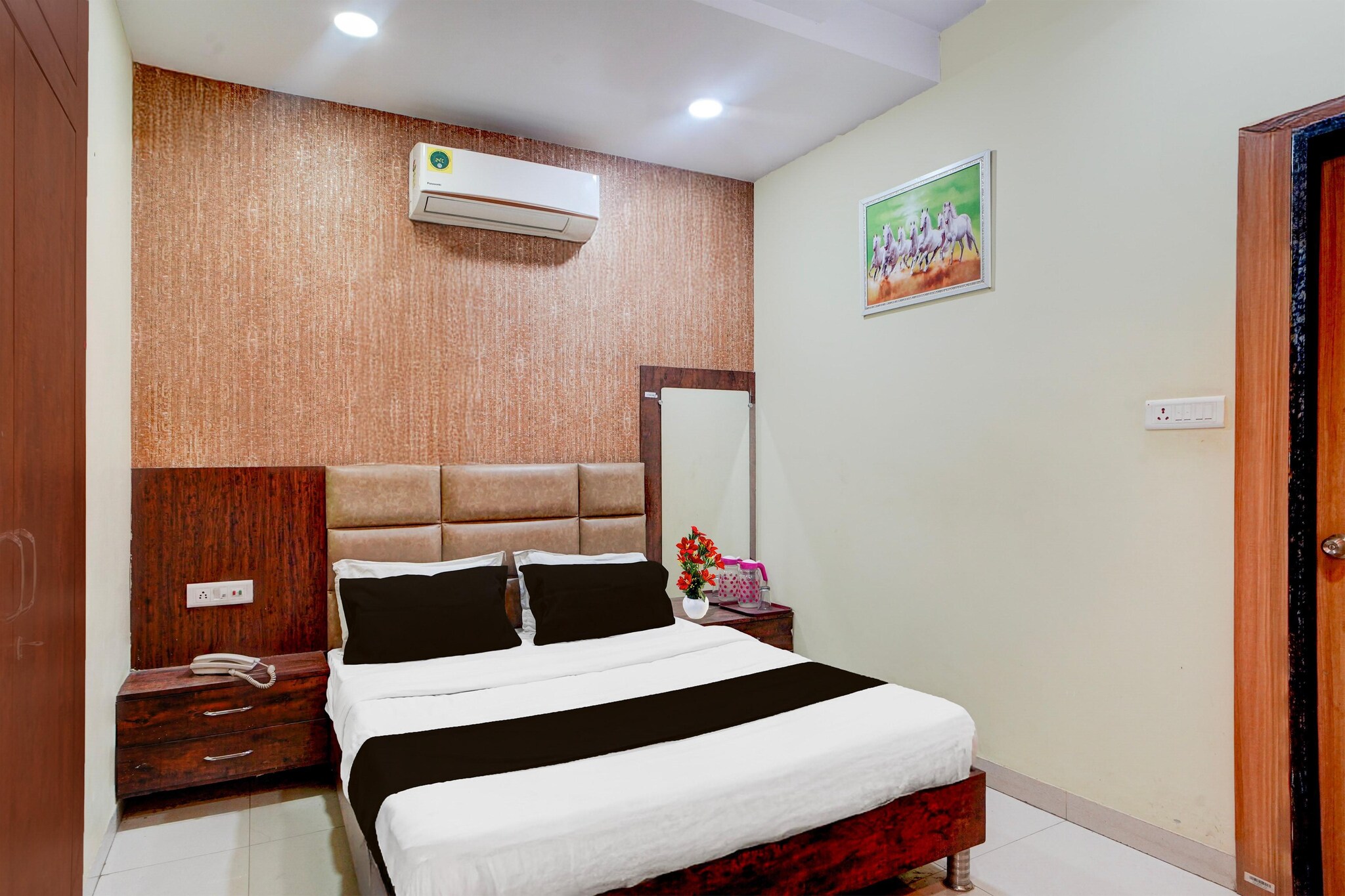 Set in Jabalpur, Madhya Pradesh region, Collection O Deendyal Bus Terminal Formerly Panagar Jabalpur is located 6.4 km from Jabalpur Junction Station. The accommodation offers a 24-hour front desk, a shuttle service, room service and free WiFi throughout the property.

The units at the hotel come with a seating area, a flat-screen TV with satellite channels and a private bathroom with free toiletries and a bath or shower. Guest rooms at Collection O Deendyal Bus Terminal Formerly Panagar Jabalpur feature air conditioning and a desk.

Jabalpur Airport is 16 km away.

Unmarried couples are warmly welcome at this property.
Guests with local ID proof are warmly welcome.
Early Check-In Policy: A full day’s room rate will be charged for check-ins before 6:00 AM. Complimentary early check-in is available between 6:00 AM and 10:00 AM, subject to room availability.
Check-in is only available to guests aged 18 and above. Please provide a government-issued ID to confirm your age.

