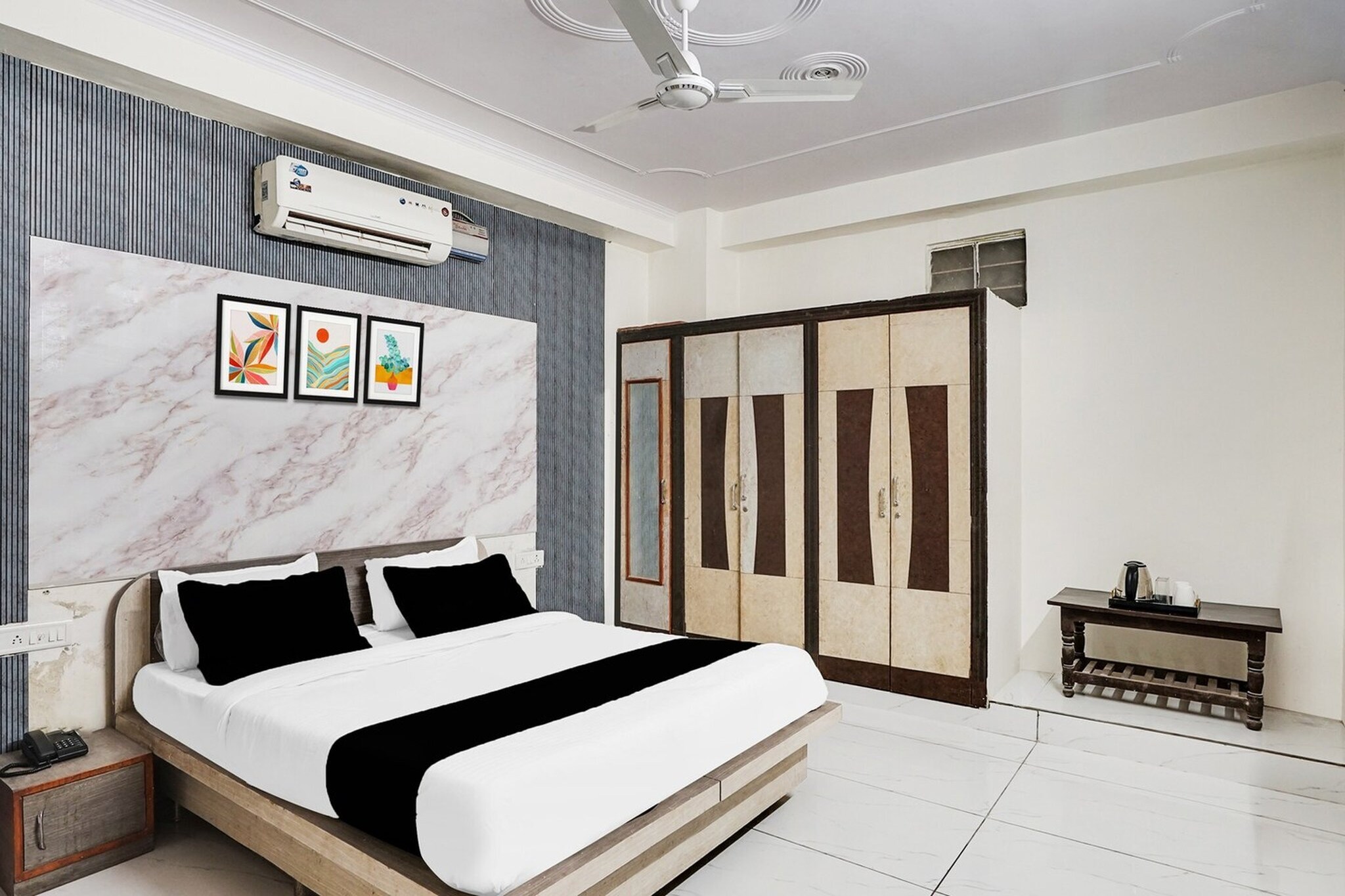 Comfortable Accommodations: Super Hotel O Radhaswami Nagar in Jaipur offers family rooms with air-conditioning, private bathrooms, work desks, and free WiFi throughout the property. Each room includes a seating area, TV, and wardrobe.
Convenient Facilities: Guests can enjoy a lounge, lift, 24-hour front desk, shared kitchen, housekeeping service, room service, and luggage storage. The hotel provides a continental breakfast and free toiletries.
Prime Location: Located 4 km from Jaipur International Airport, the hotel is near attractions such as Govind Dev Ji Temple (6 km), Jaipur Railway Station (10 km), and City Palace (14 km).
Unmarried couples are warmly welcome at this property.
Guests with local ID proof are warmly welcome.
Early Check-In Policy: A full day’s room rate will be charged for check-ins before 6:00 AM. Complimentary early check-in is available between 6:00 AM and 10:00 AM, subject to room availability.
Check-in is only available to guests aged 18 and above. Please provide a government-issued ID to confirm your age.