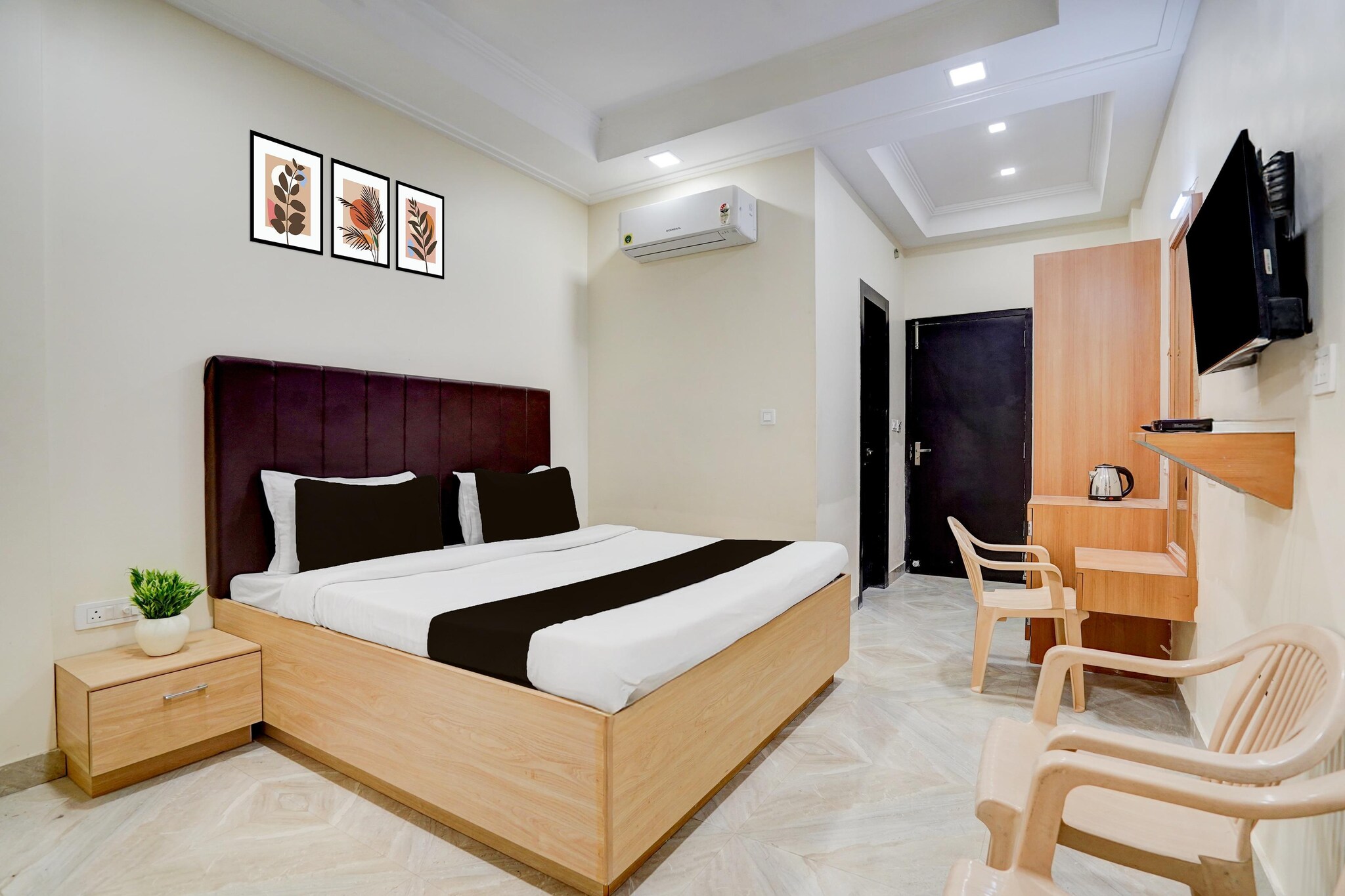 Unmarried couples are warmly welcome at this property.
Guests with local ID proof are warmly welcome.
Complimentary early check-in – Subject to availability.