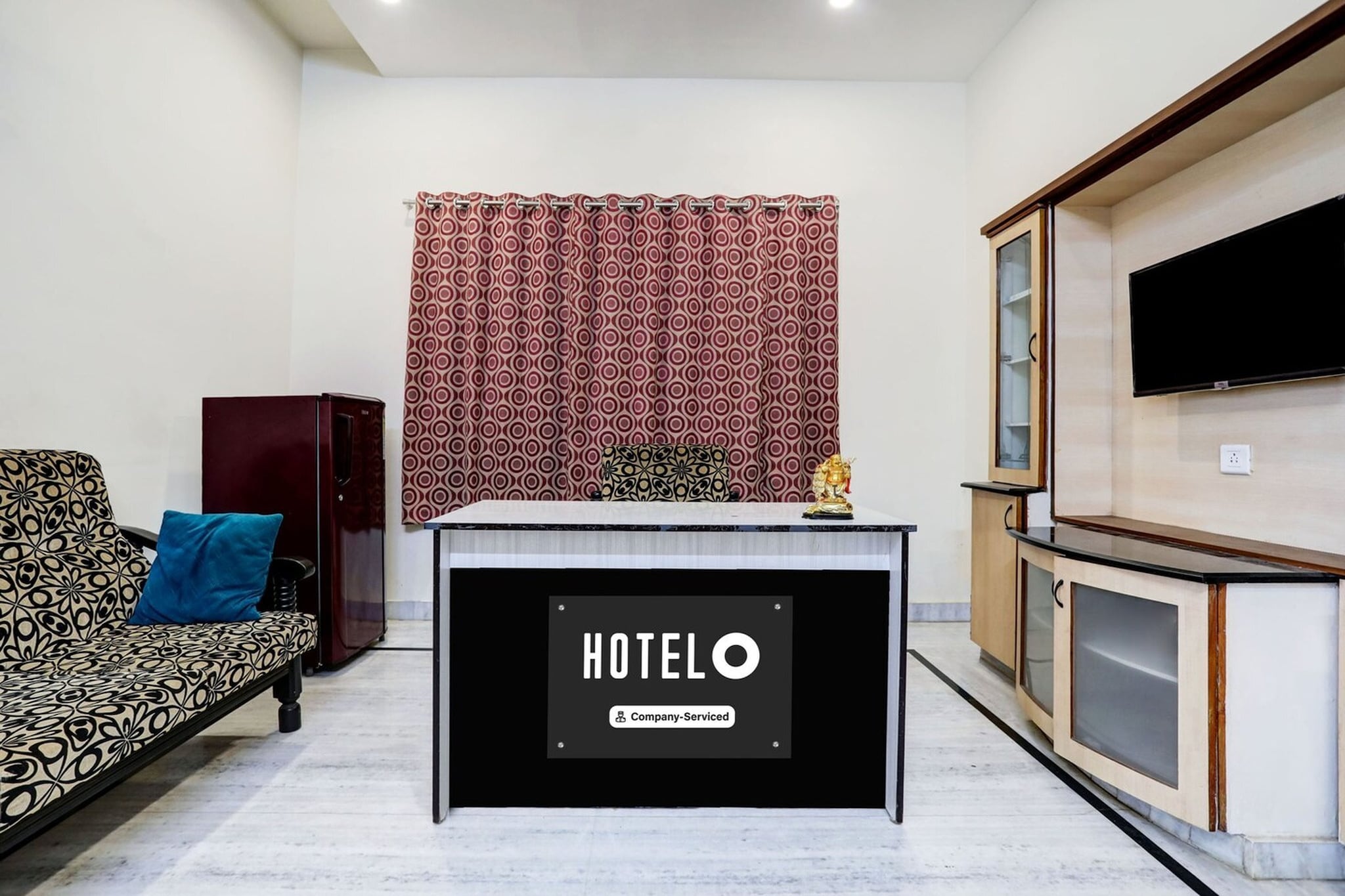 Ground floor: (bedroom(double bed, TV, seating area, air conditioning, Towels incl., telephone), bathroom(bathtub or shower, shower, washbasin, toilet, shampoo, body soap, hot water), parking)