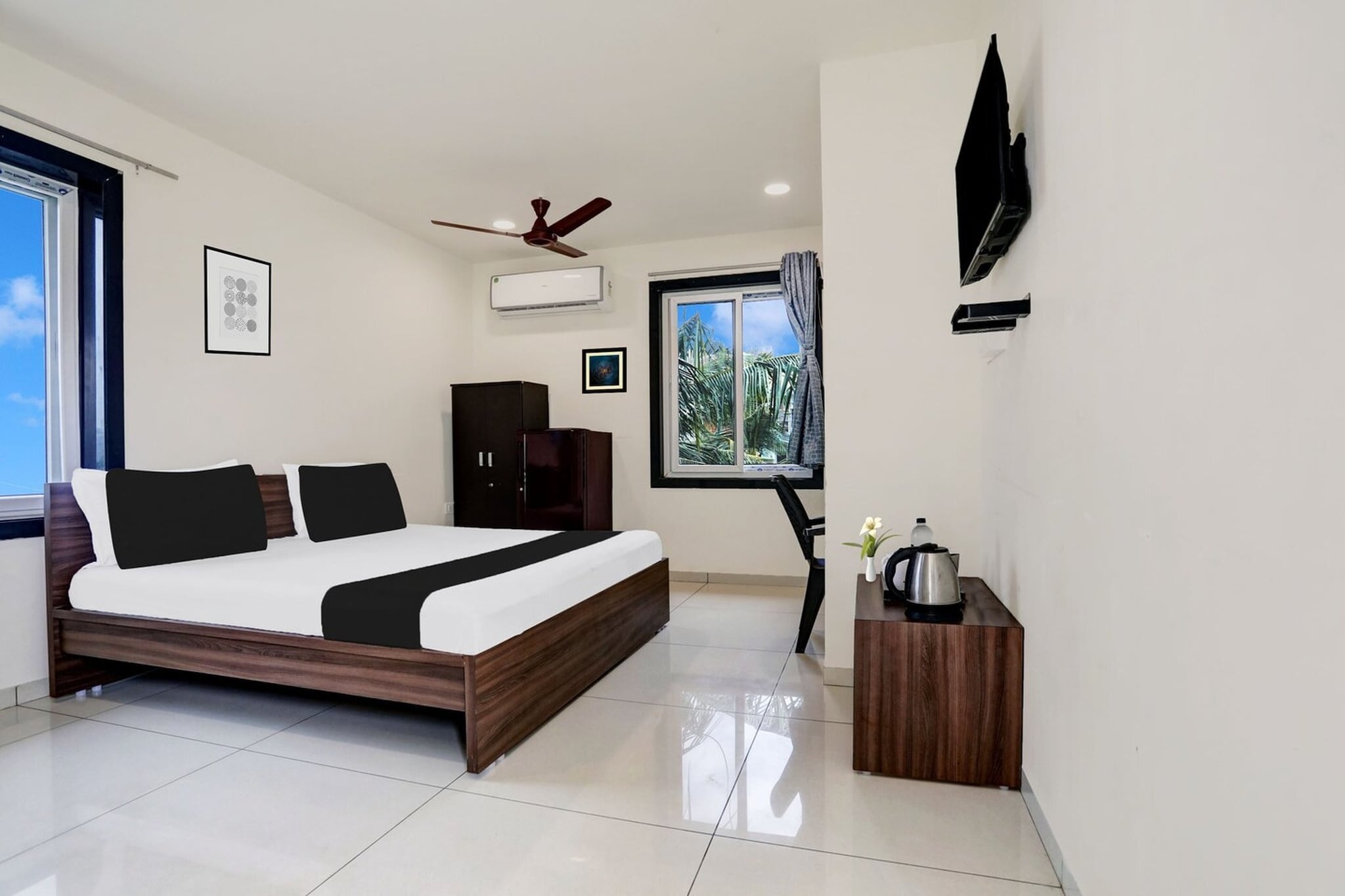 Situated in Kākināda, Andhra Pradesh region, Super Hotel O Ashok Nagar Near JNTU College is located 18 km from Coringa Wildlife Sanctuary. Featuring a shared lounge, the 4-star hotel has air-conditioned rooms with free WiFi, each with a private bathroom. The accommodation features room service, a 24-hour front desk and luggage storage for guests.
At the hotel, the rooms include a desk. All rooms at Super Hotel O Ashok Nagar Near JNTU College are fitted with a seating area and a flat-screen TV with satellite channels.
A continental breakfast is available at the accommodation.
A business centre and laundry facilities are available at Super Hotel O Ashok Nagar Near JNTU College.
Rajahmundry Airport is 59 km from the property.
Unmarried couples are warmly welcome at this property.
Guests with local ID proof are warmly welcome.
Early Check-In Policy: A full day’s room rate will be charged for check-ins before 6:00 AM. Complimentary early check-in is available between 6:00 AM and 10:00 AM, subject to room availability.
Check-in is only available to guests aged 18 and above. Please provide a government-issued ID to confirm your age.