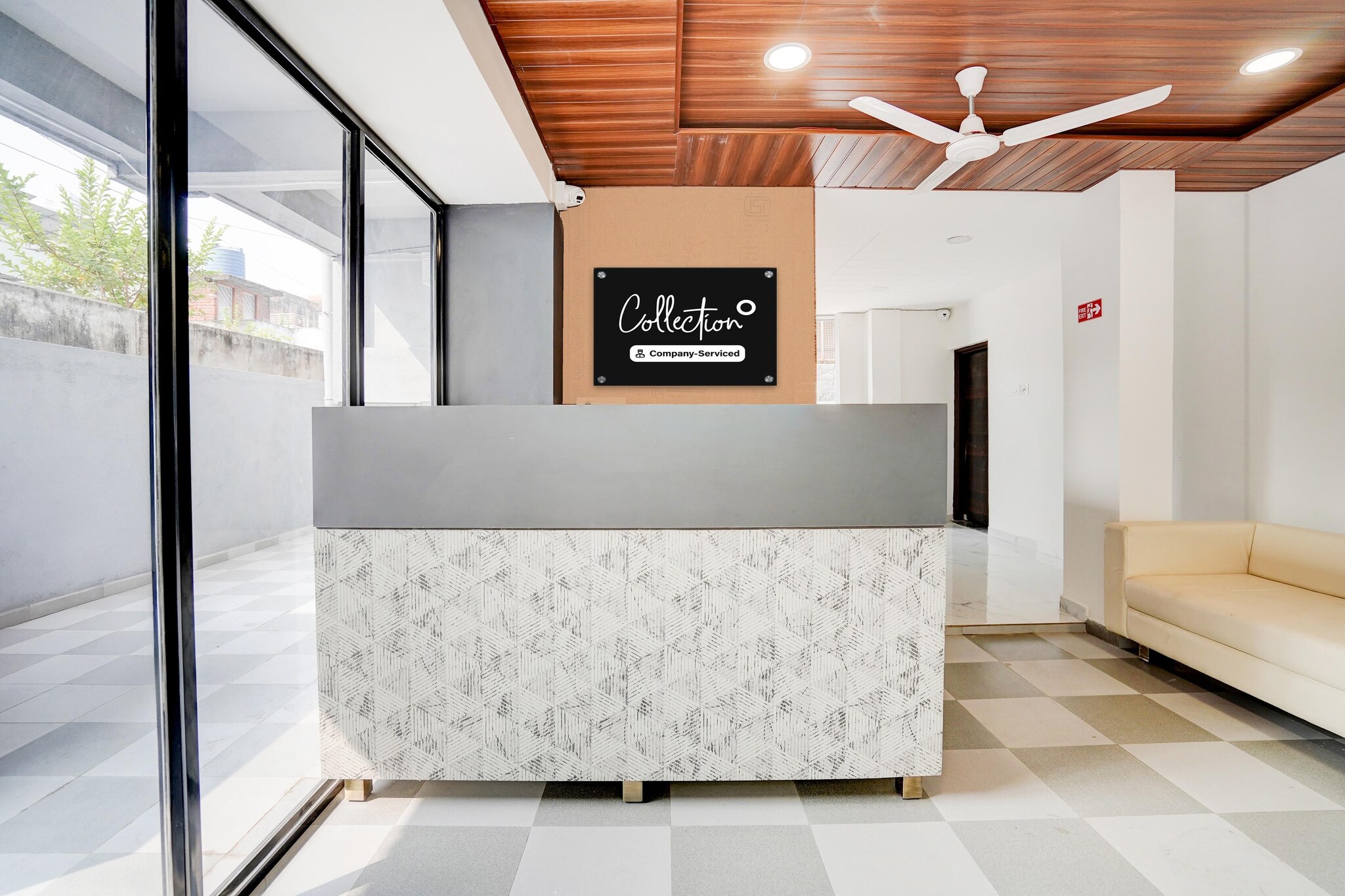 Ground floor: (bedroom(double bed, TV, seating area, air conditioning, telephone), bathroom(bathtub or shower, shower, washbasin, toilet, Towels incl., shampoo, body soap, hot water), parking, lift)