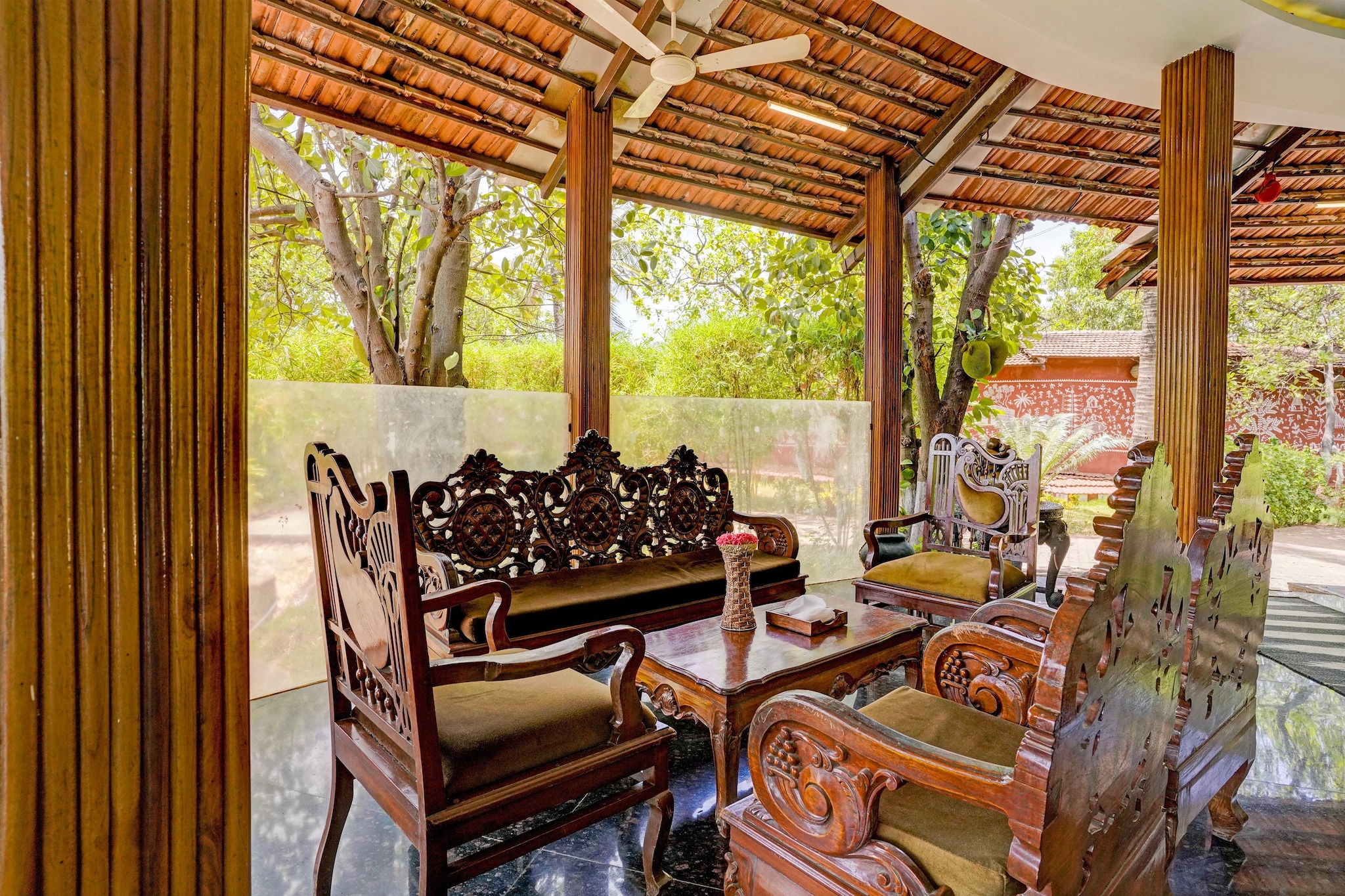 Ground floor: (bedroom(double bed, TV, seating area, air conditioning, Towels incl., telephone), bathroom(bathtub or shower, shower, washbasin, toilet, shampoo, body soap, hot water), parking, lift)