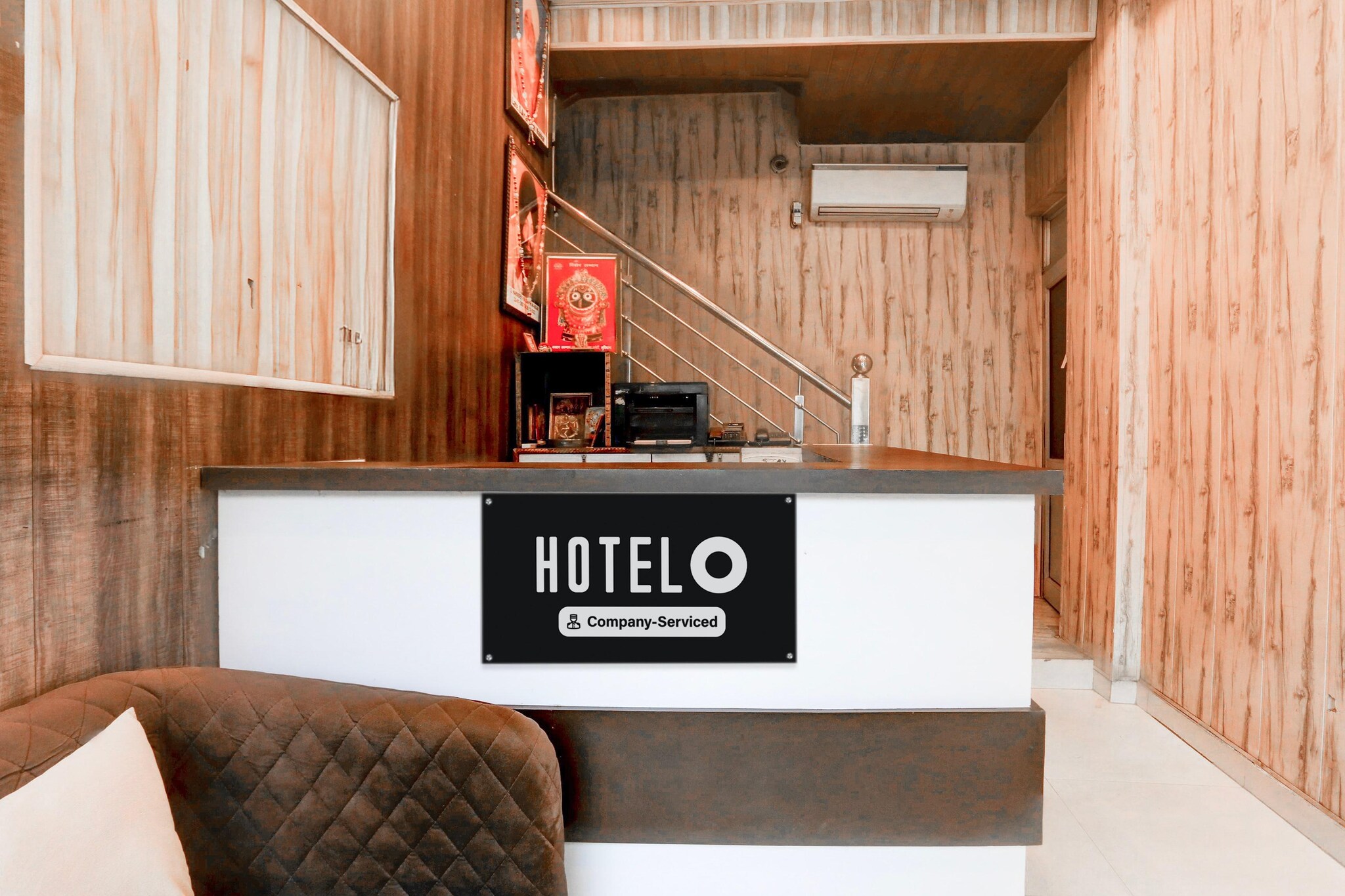 Ground floor: (bedroom(double bed, TV, seating area, air conditioning, Towels incl., telephone), bathroom(bathtub or shower, shower, washbasin, toilet, shampoo, body soap, hot water), parking)