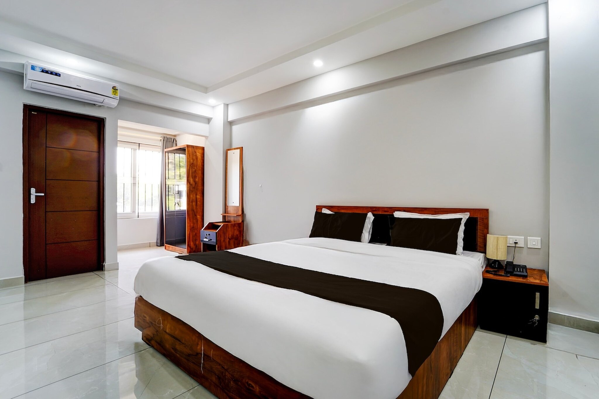 Comfortable Accommodations: Super Townhouse Oak Cochin International Airport in Nedumbassery offers 4-star comfort with free WiFi, air-conditioning, private bathrooms, and modern amenities.
Convenient Facilities: Guests enjoy a lift, 24-hour front desk, daily housekeeping, family rooms, room service, and luggage storage.
Prime Location: Situated 2 km from Cochin International Airport, the hotel is a 16-minute walk from CIAL Convention Centre. Nearby attractions include Cochin Shipyard (29 km) and Wonderla Kochi (24 km).
Unmarried couples are warmly welcome at this property.
Guests with local ID proof are warmly welcome.
Foreign guests are welcome and allowed to stay at this property without any restrictions
Early Check-In Policy: A full day’s room rate will be charged for check-ins before 6:00 AM. Complimentary early check-in is available between 6:00 AM and 10:00 AM, subject to room availability.
Check-in is only available to guests aged 18 and above. Please provide a government-issued ID to confirm your age.