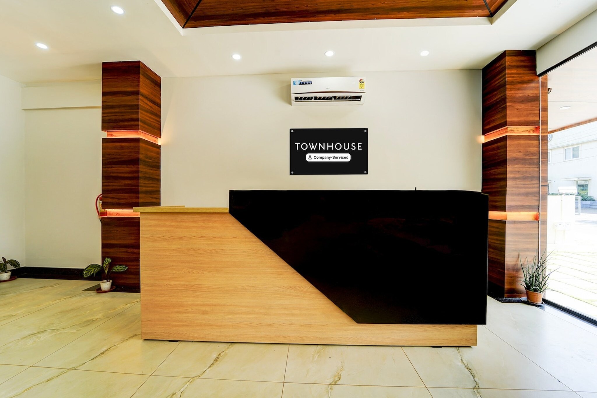 Ground floor: (bedroom(double bed, TV, seating area, air conditioning, Towels incl., telephone), bathroom(bathtub or shower, shower, washbasin, toilet, shampoo, body soap, hot water))