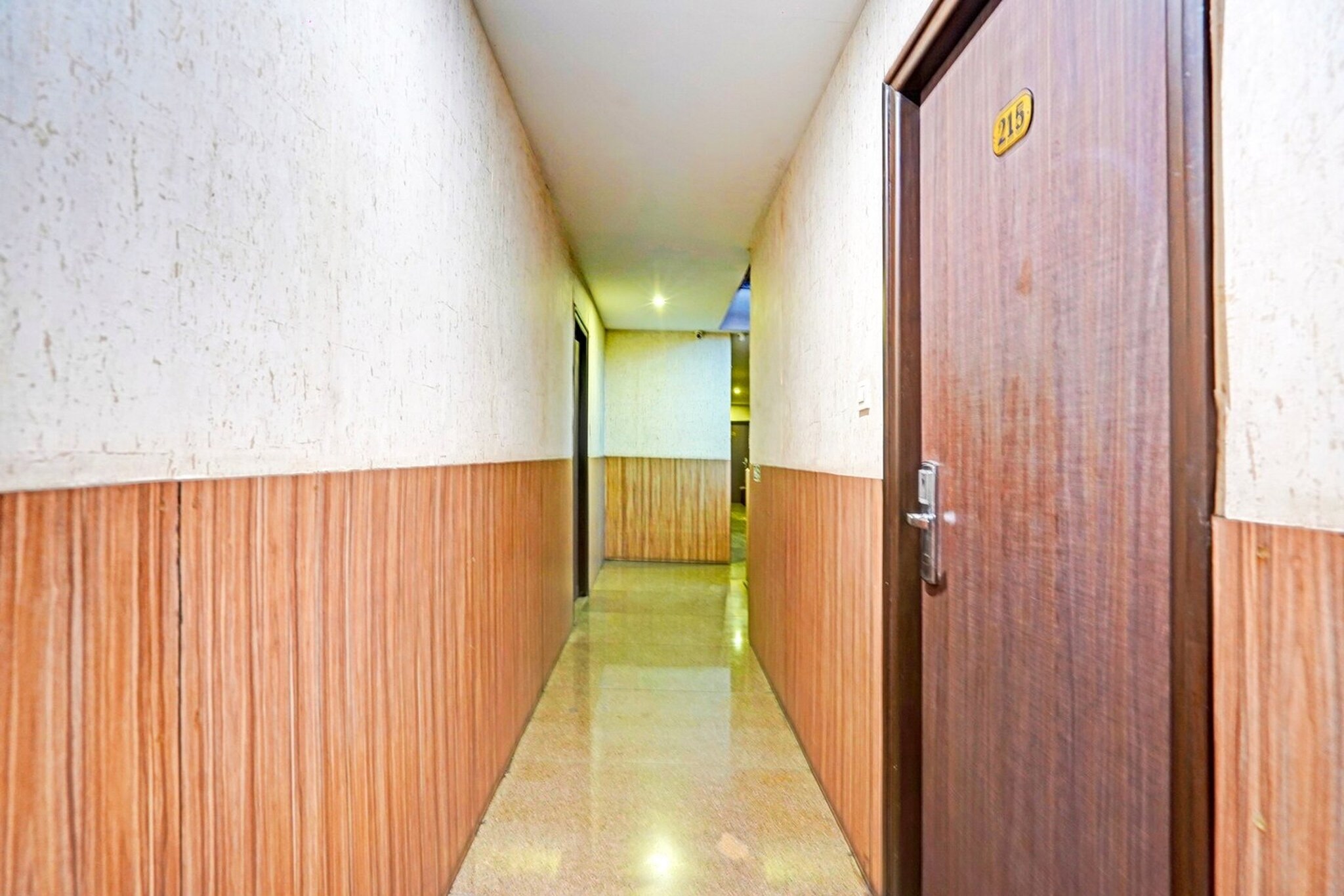 Ground floor: (bedroom(double bed, TV, seating area, air conditioning, lift, Towels incl., Laundry Package incl., telephone, Floor mattress), bathroom(bathtub or shower, shower, washbasin, toilet, shampoo, body soap, hot water), Parking, lift, Laundry Package for a fee)