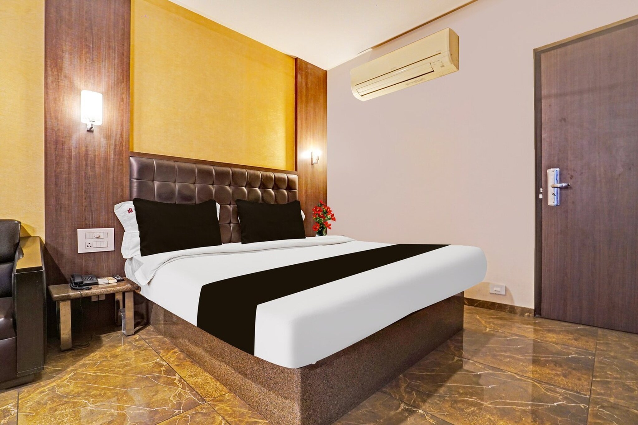 Comfortable Accommodations: Super Collection O Nagpur Railway Station Formerly Jagannath Deluxe in Nagpur offers family rooms with air-conditioning, private bathrooms, and free WiFi. Each room includes a work desk, seating area, TV, and wardrobe.
Dining and Amenities: Guests can enjoy a restaurant and lounge. Additional facilities include a 24-hour front desk, daily housekeeping, laundry service, room service, and luggage storage.
Prime Location: Located less than 1 km from Sitabuldi Fort and 1.8 km from Nagpur Railway Station, the hotel is also near Ramakrishna Ashram (1.7 km) and Zero Mile Stone Nagpur (17-minute walk). Dr. Babasaheb Ambedkar International Airport is 7 km away.
Check-in is only available to guests aged 18 and above. Please provide a government-issued ID to confirm your age.