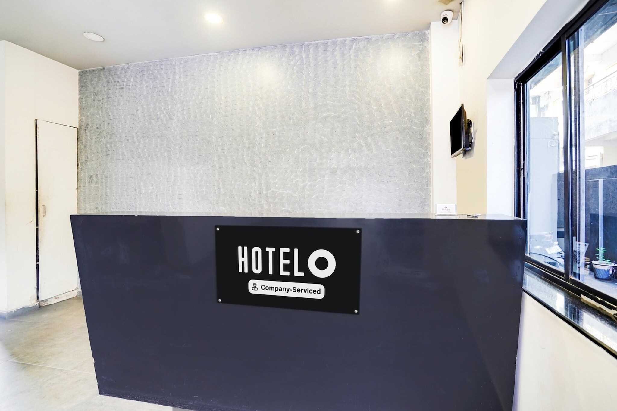 Ground floor: (bedroom(double bed, TV, seating area, seating area, air conditioning, telephone), bathroom(bathtub or shower, shower, washbasin, toilet, Towels incl., shampoo, body soap, hot water), Parking)