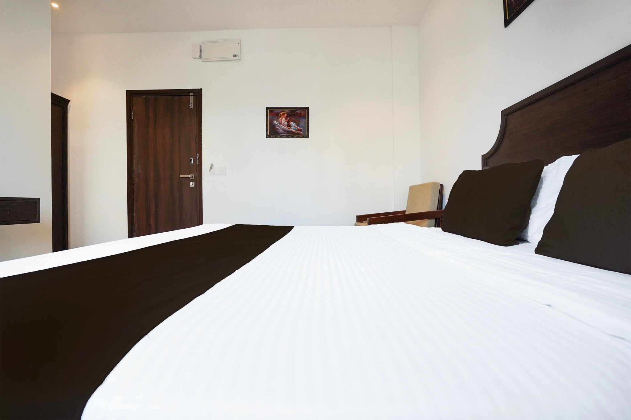 Comfortable Accommodations: Super Townhouse Central Bazar Road Ramdaspeth in Nagpur offers family rooms with air-conditioning, kitchenettes, private bathrooms, and free WiFi. Each room includes a work desk, seating area, TV, and free toiletries.
Convenient Facilities: Guests benefit from a lift, 24-hour front desk, daily housekeeping service, room service, and luggage storage. The hotel provides free toiletries, a kitchen, and a work desk, ensuring a pleasant stay.
Prime Location: Located less than 1 km from Deekshabhoomi and a 19-minute walk to Ramakrishna Ashram, the hotel is 6 km from Dr. Babasaheb Ambedkar International Airport. Nearby attractions include Vidarbha Cricket Association Stadium and Ambazari Lake.
Guest Favorites: Guests appreciate the convenient location, attentive property staff, and excellent service support.
Check-in is only available to guests aged 18 and above. Please provide a government-issued ID to confirm your age.