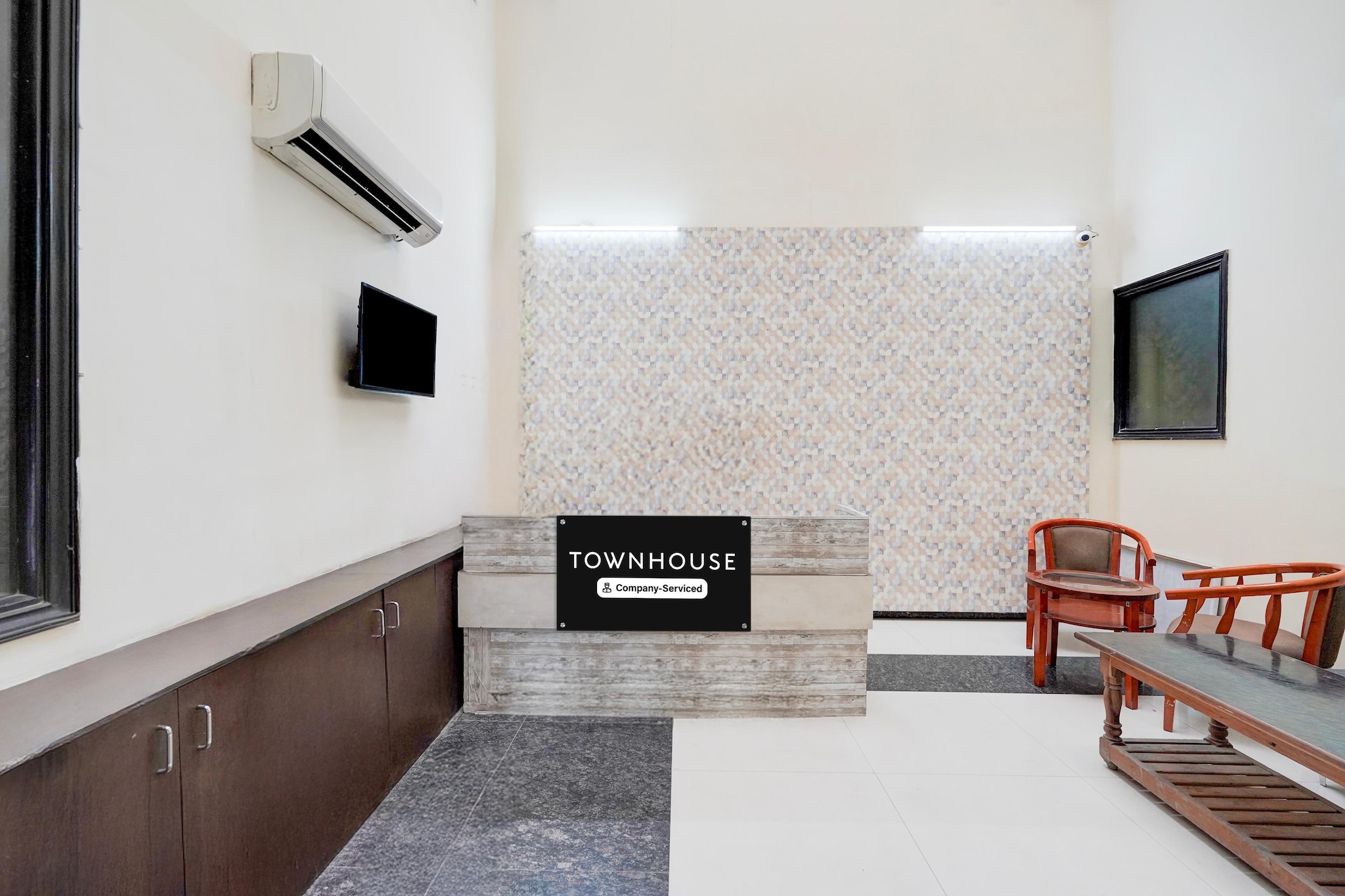 Ground floor: (bedroom(double bed, TV, seating area, air conditioning, lift, Towels incl., telephone), bathroom(bathtub or shower, shower, washbasin, toilet, shampoo, body soap, hot water))\n\nparking