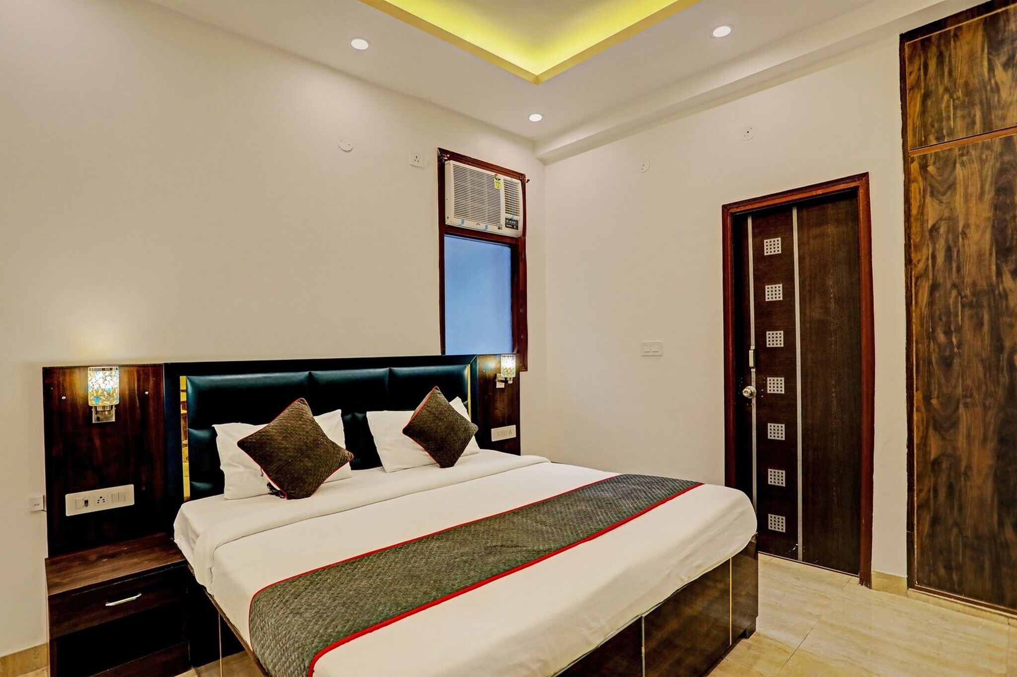 Comfortable Accommodations: Super Collection O Sector 55 Noida offers 4-star comfort in Noida. Guests enjoy free WiFi throughout the property, ensuring connectivity and convenience.
Modern Facilities: The hotel features a lounge, lift, 24-hour front desk, housekeeping service, family rooms, and room service. Additional amenities include air-conditioning, private bathrooms, work desks, seating areas, free toiletries, showers, dressing rooms, TVs, and tiled floors.
Dining Options: A continental breakfast is served daily. The property staff and service support receive high praise from guests, while room cleanliness is maintained to a high standard.
Nearby Attractions: Located 15 km from Hindon Airport, the hotel is close to Swaminarayan Akshardham (10 km), National Gandhi Museum (13 km), and India Gate (16 km).
Unmarried couples are warmly welcome at this property.
Guests with local ID proof are warmly welcome.
Apologies, but we are currently unable to host foreign nationals at this property.
Early Check-In Policy: A full day痴 room rate will be charged for check-ins before 6:00 AM. Complimentary early check-in is available between 6:00 AM and 10:00 AM, subject to room availability.
Check-in is only available to guests aged 18 and above. Please provide a government-issued ID to confirm your age.