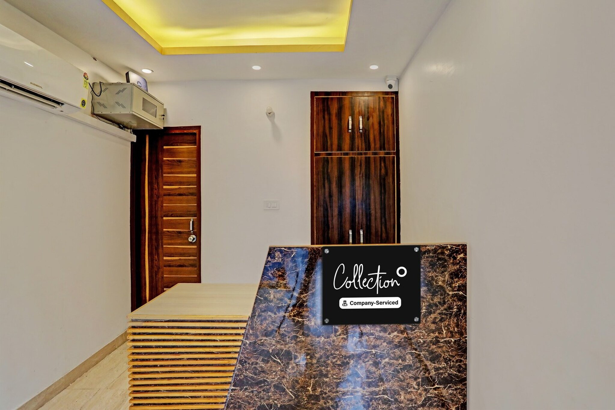 Ground floor: (bedroom(double bed, TV, seating area, air conditioning, Towels incl., telephone), bathroom(bathtub or shower, shower, washbasin, toilet, shampoo, body soap, hot water), parking, lift)