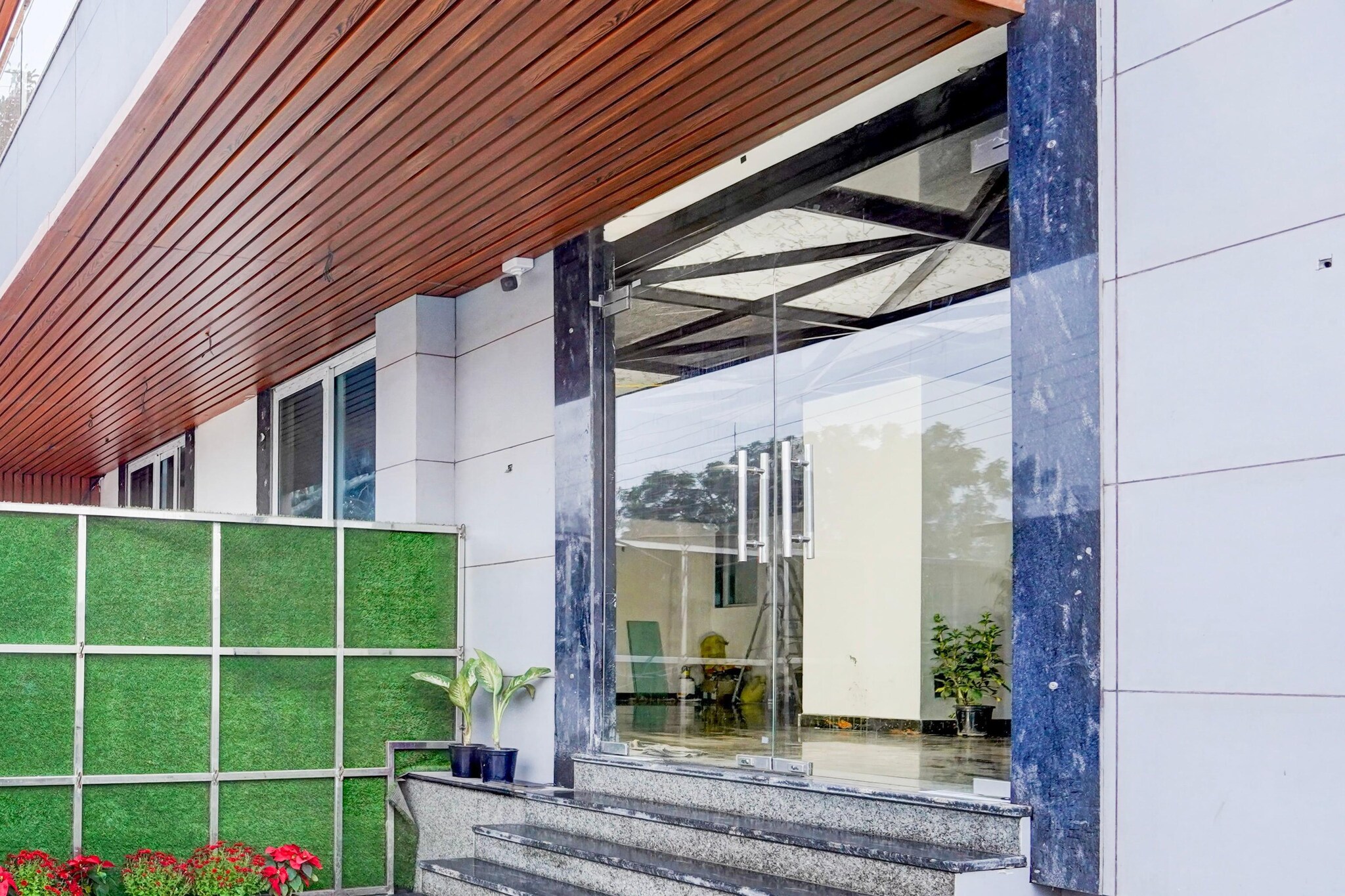 Mordern Stays at Sector 93 Noida Expressway