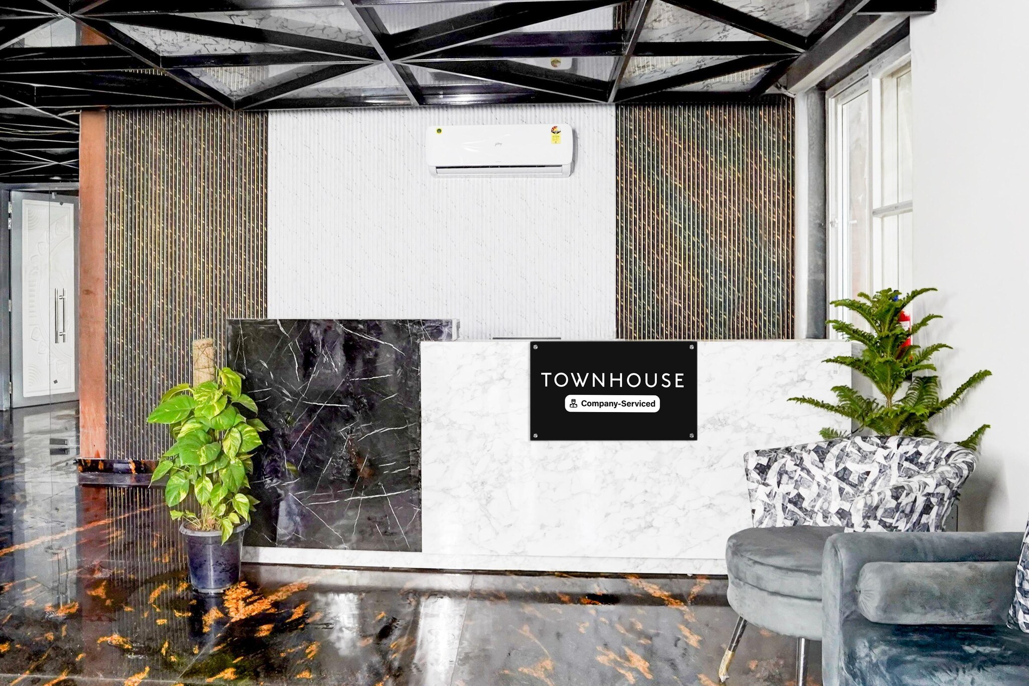 Ground floor: (bedroom(double bed, TV, seating area, electric kettle, air conditioning, telephone), bathroom(bathtub or shower, shower, washbasin, toilet, Towels incl., shampoo, body soap, hot water))\n\nparking, lift