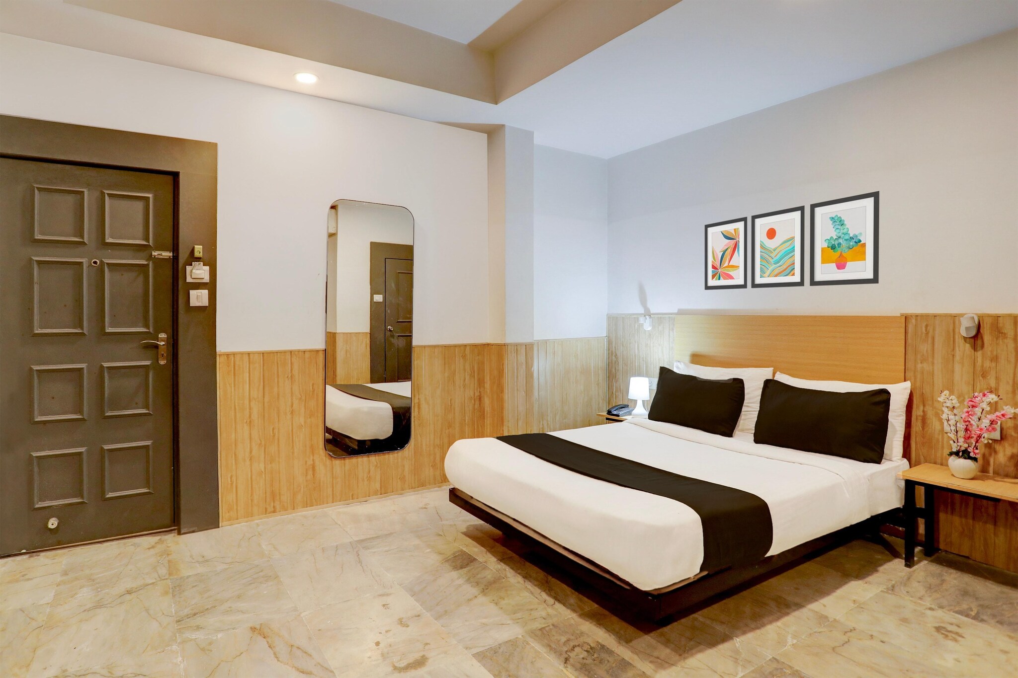 Ground floor: (bedroom(double bed, TV, seating area, electric kettle, air conditioning, lift, Laundry Package incl., telephone), bathroom(bathtub or shower, shower, washbasin, toilet, Towels incl., shampoo, body soap, hot water), Parking, lift, Laundry Package for a fee)