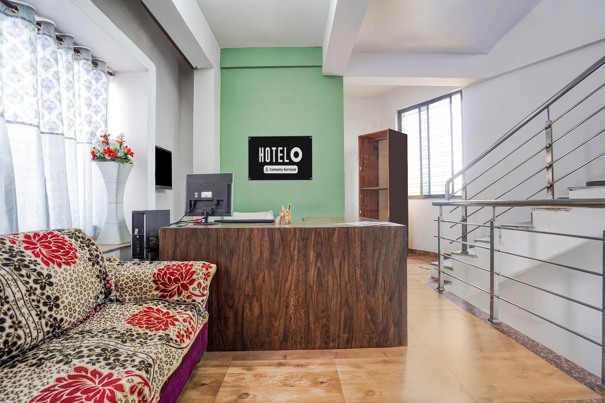 Ground floor: (bedroom(double bed, TV, seating area, air conditioning, Towels incl., telephone), bathroom(bathtub or shower, shower, washbasin, toilet, shampoo, body soap, hot water), Parking)