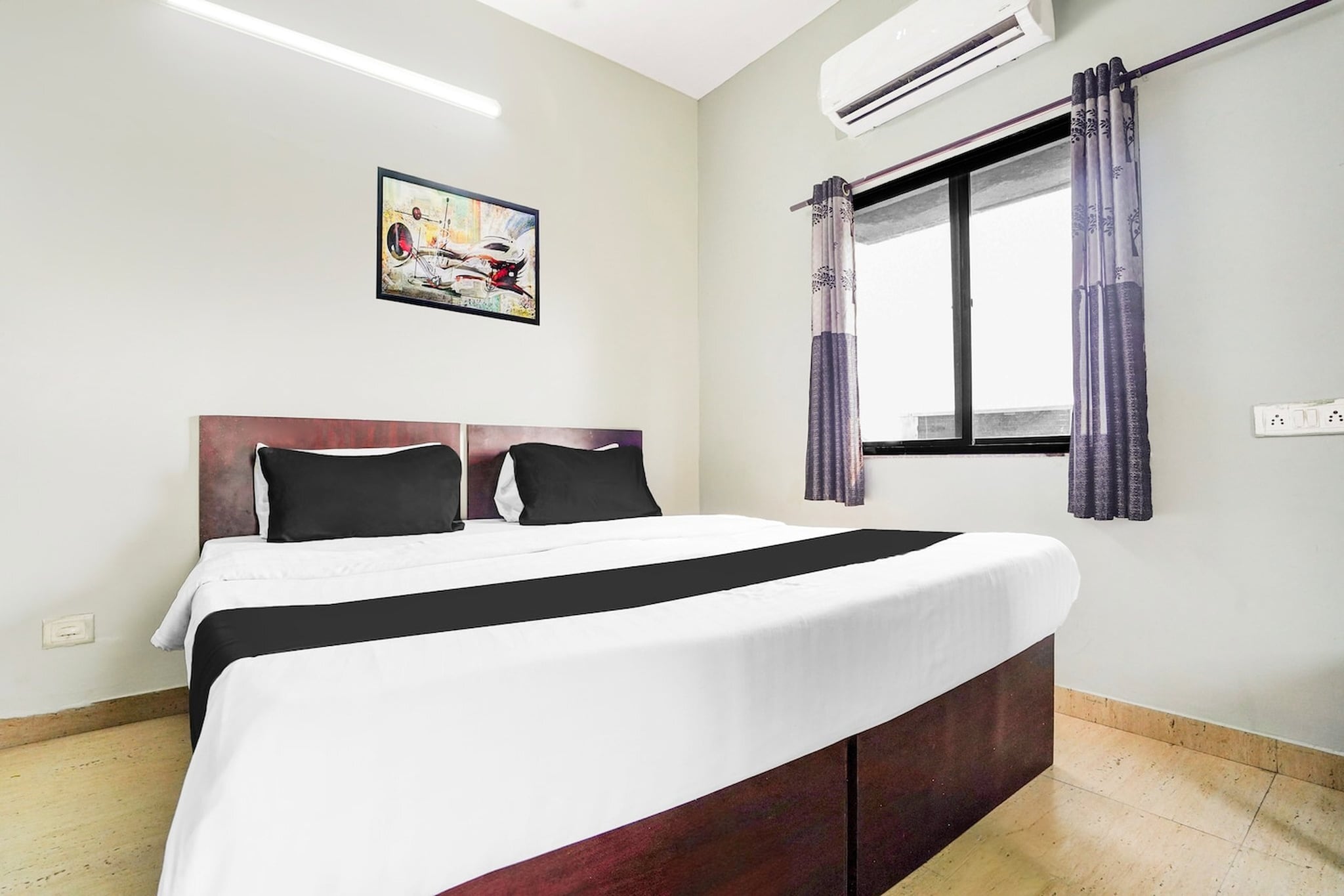 Comfortable Accommodations: Super Hotel O Rajendra Nagar Hingna Road in Nagpur offers 4-star comfort with air-conditioned rooms featuring private bathrooms, work desks, and free WiFi. Each room includes a TV, wardrobe, and tiled floors, ensuring a pleasant stay.

Modern Facilities: Guests can enjoy a fitness centre, electric vehicle charging station, and full-day security. Additional amenities include a 24-hour front desk, daily housekeeping service, room service, and luggage storage. Free toiletries and a seating area enhance the stay.

Prime Location: Located 2 km from Dr. Babasaheb Ambedkar International Airport, the hotel is near attractions such as Ambazari Lake (2.5 km), Vidarbha Cricket Association Stadium (9 km), and Deekshabhoomi (5 km). Reception staff speak English, catering to international visitors.

Check-in is only available to guests aged 18 and above. Please provide a government-issued ID to confirm your age.