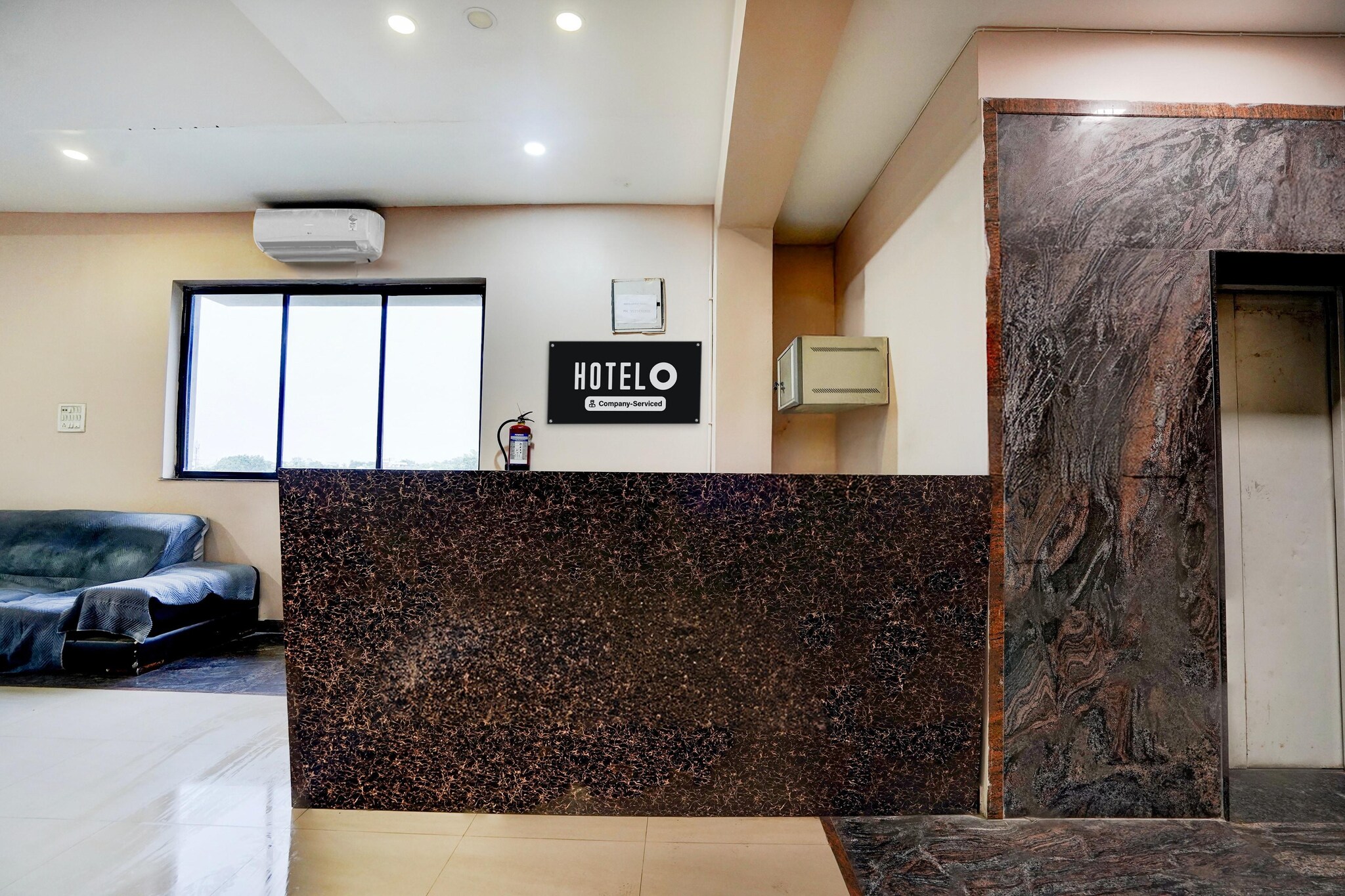 Ground floor: (bedroom(double bed, TV, seating area, electric kettle, air conditioning, lift, Laundry Package incl., telephone), bathroom(bathtub or shower, shower, washbasin, toilet, Towels incl., shampoo, body soap, hot water))