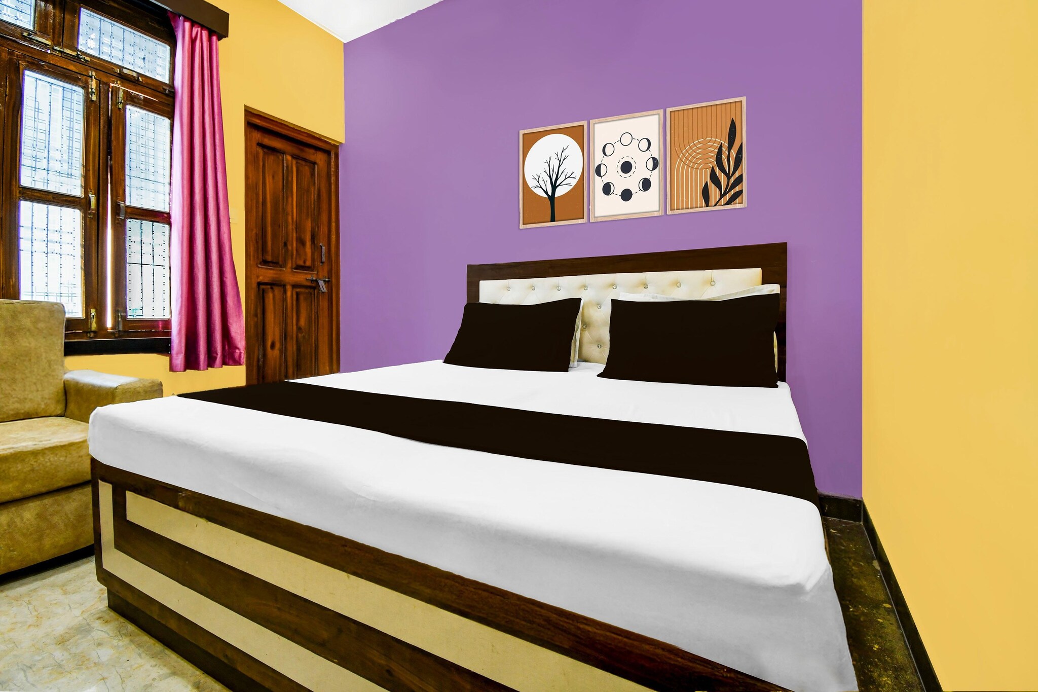 Comfortable Accommodations: Super Hotel O Amhat Sultanpur City in Sultanpur offers family rooms with air-conditioning, private bathrooms, work desks, and free toiletries. Each room includes a seating area, TV, and wardrobe.

Dining Experience: The family-friendly restaurant serves Indian cuisine for lunch and dinner. Guests can enjoy meals in a welcoming ambience.

Convenient Facilities: The hotel features a lounge, lift, 24-hour front desk, room service, and free WiFi. Additional amenities include a work desk, shower, and tiled floors.

Location and Attractions: Situated 59 km from Ayodhya Airport, the hotel is 3 km from Sultanpur Railway Station. Nearby attractions include the Gorabarik Amhat Temple.

Unmarried couples are warmly welcome at this property.
Guests with local ID proof are warmly welcome.

Early Check-In Policy: A full day’s room rate will be charged for check-ins before 6:00 AM. Complimentary early check-in is available between 6:00 AM and 10:00 AM, subject to room availability.
Check-in is only available to guests aged 18 and above. Please provide a government-issued ID to confirm your age.
