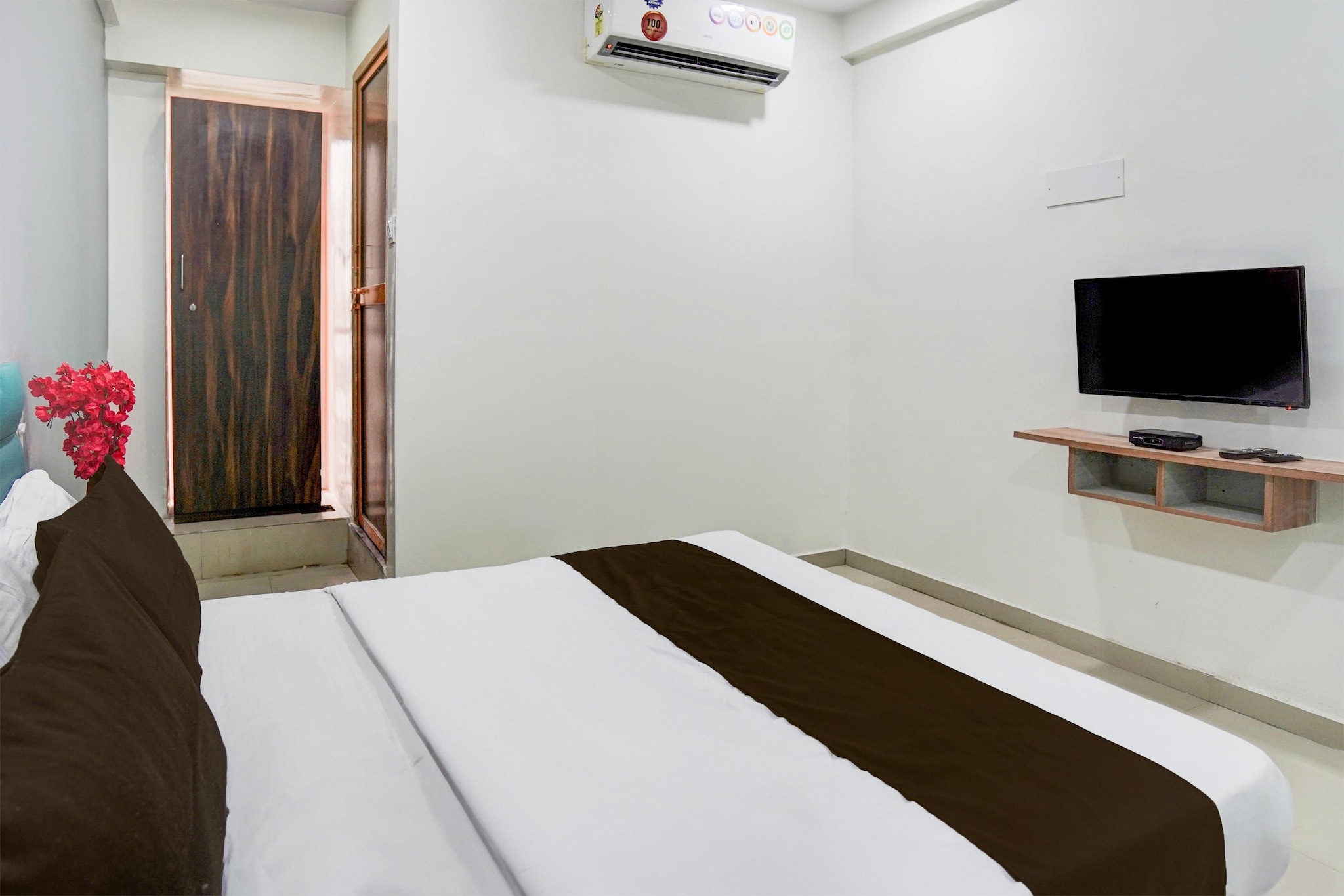 Super Hotel O Dindoli Surat features accommodation in Surat. Among the facilities at this property are room service and a 24-hour front desk, along with free WiFi throughout the property. The hotel has family rooms.

The rooms at the hotel are fitted with a seating area, a flat-screen TV with satellite channels and a private bathroom with free toiletries and a bath or shower. All units at Super Hotel O Dindoli Surat have air conditioning and a desk.

À la carte and continental breakfast options are available at the accommodation.

Surat Airport is 15 km from the property.

Unmarried couples are warmly welcome at this property.

Guests with local ID proof are warmly welcome.
Early Check-In Policy: A full day’s room rate will be charged for check-ins before 6:00 AM. Complimentary early check-in is available between 6:00 AM and 10:00 AM, subject to room availability.
Check-in is only available to guests aged 18 and above. Please provide a government-issued ID to confirm your age.
