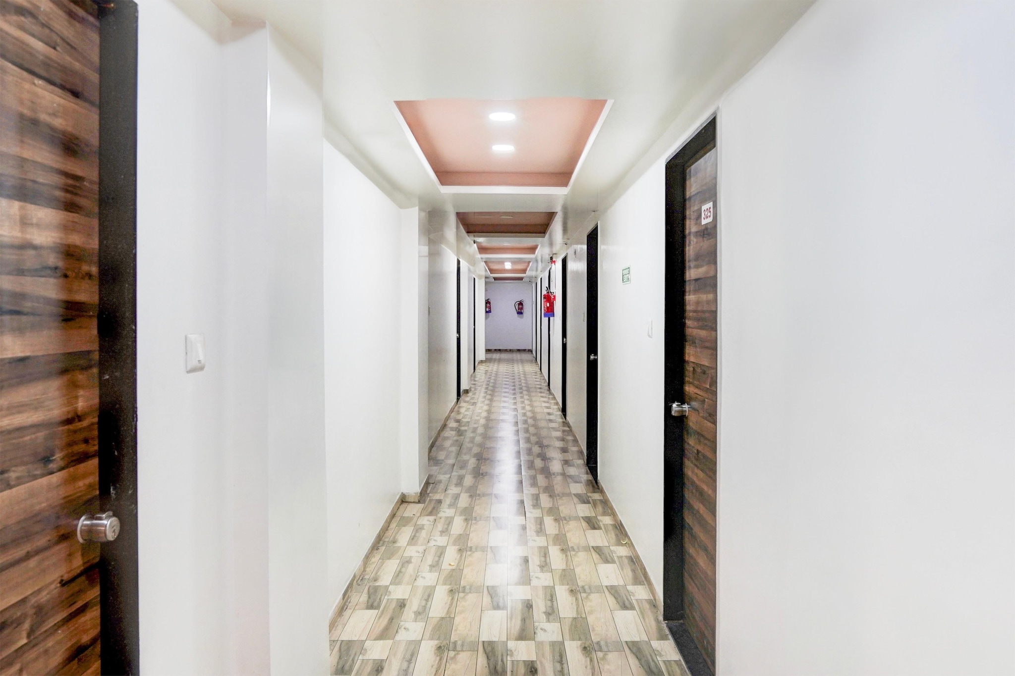 Ground floor: (bedroom(double bed, TV, seating area, air conditioning, Towels for a fee, telephone, Floor mattress), bathroom(bathtub or shower, shower, washbasin, toilet, shampoo, body soap), parking, lift)