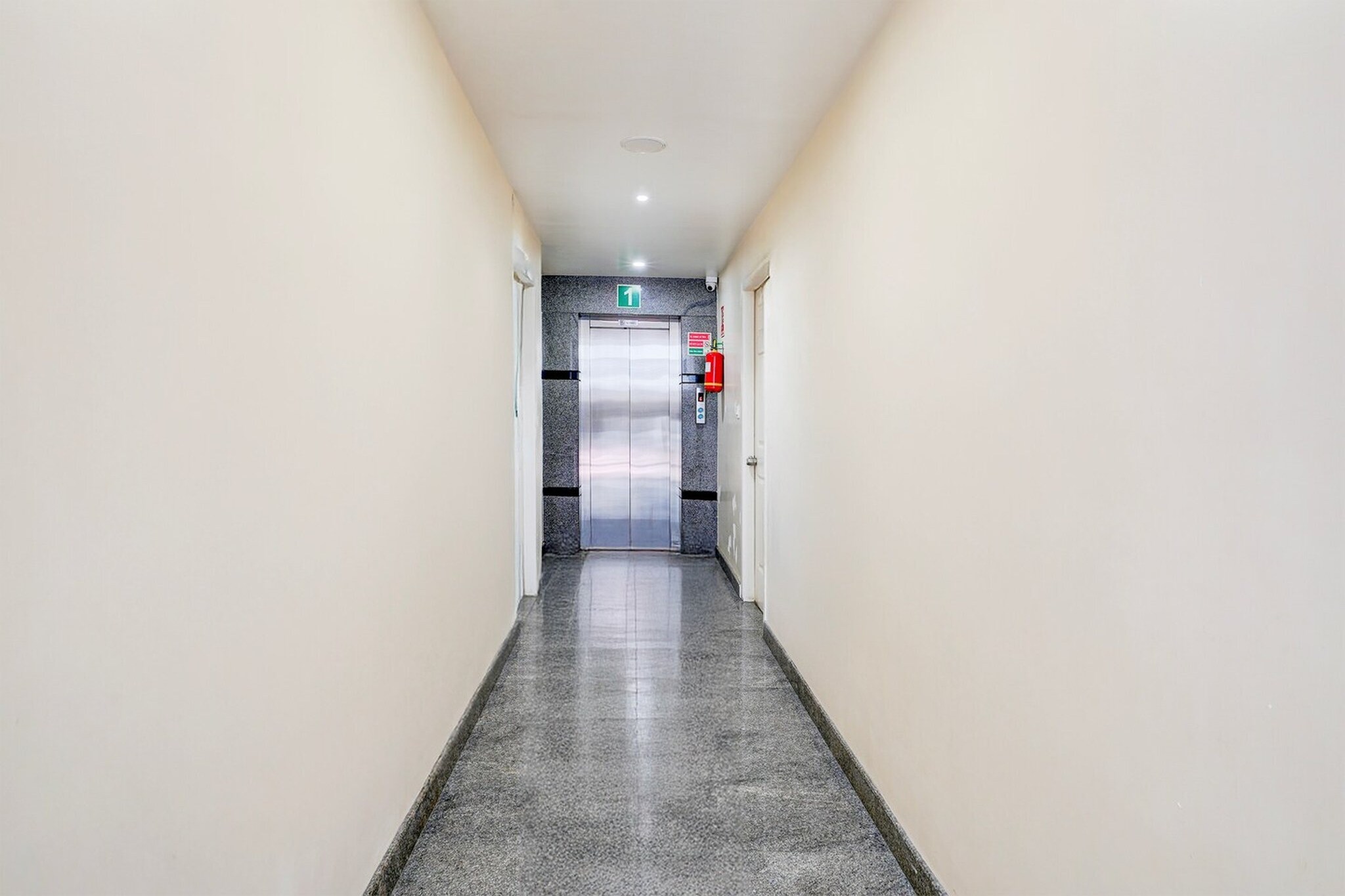 Ground floor: (bedroom(double bed, TV, seating area, air conditioning, telephone, Floor mattress), bathroom(bathtub or shower, shower, washbasin, toilet, Towels incl., shampoo, body soap, hot water), parking, lift)
