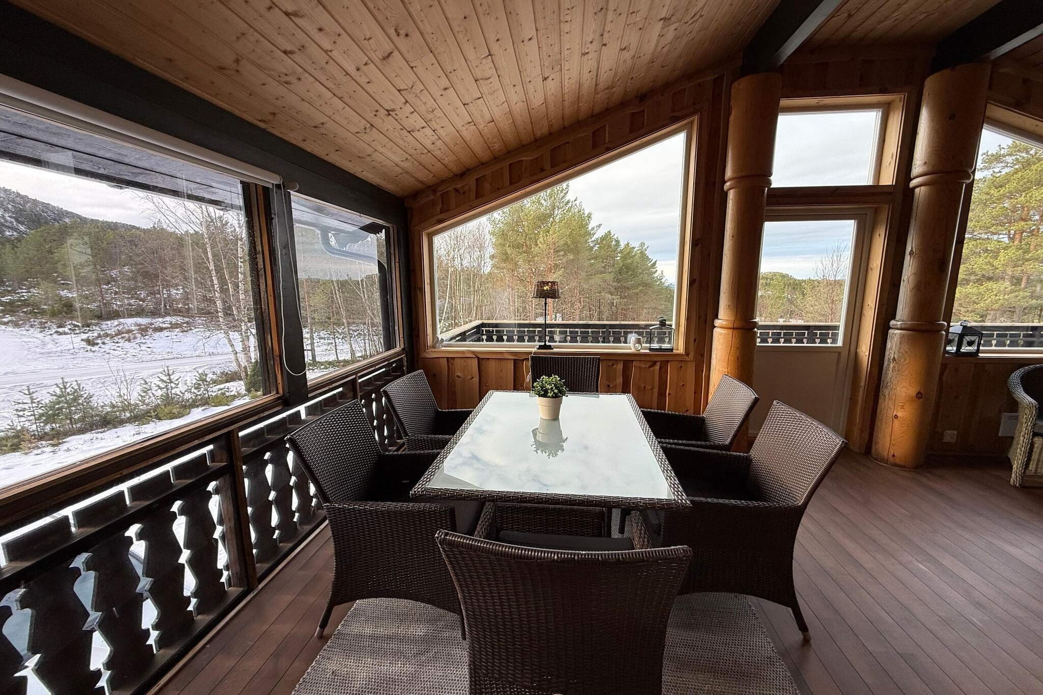 Welcome to a large, cozy cottage in Gjengstøa, a great fishing and hunting area. A paradise for nature lovers and anyone who enjoys sea life or hunting. Only a short distance to a private harbor/beach with boat rental and good fishing opportunities. The holiday home has plenty of room for 8 people + a children's bunk. There are 3 bedrooms (1 double bed and 2 bunk beds) on the main floor, and 1 bedroom in the basement with 2 single beds that can be converted into a double bed and a junior/cot.  The bedroom in the basement has a slightly low ceiling (170 cm) and a separate entrance from the outside for extra privacy. The cottage is in beautiful nature and near hiking trails, the sea, good fishing lakes and rich wildlife. Elk, deer, roe deer and birds are regular guests in the area. The cabin has a fully equipped kitchen (new autumn 2025), a large living room with plenty of seating and a dining table and a cozy winter garden with a wood stove, perfect after an active day outside. Bathroom with shower and toilet. Bed linen and towels included. Outside, there is plenty of space for parking and a large terrace with lots of sun. Boat for rent: 19th foot Kvernø aluminum boat with 50 HP. Boating/marina not far from the cabin and there are good fishing opportunities in the area. Great hiking opportunities nearby to Stamnesfjellet, Heimsfjellet, Ålførkammen and Heimsvatnet, or you can take an excursion to the islands Røstøya and Magerøya. Stamnes in Heim municipality is a perfect starting point for fishing, hunting, outdoor activities and family holidays. In the surrounding area you will find beautiful swimming spots, family-friendly mountain hikes, guest harbors, restaurants and exciting cultural history.